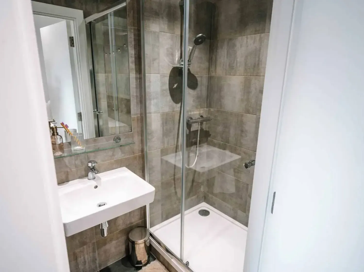 Classic En Suite BATHROOM 3