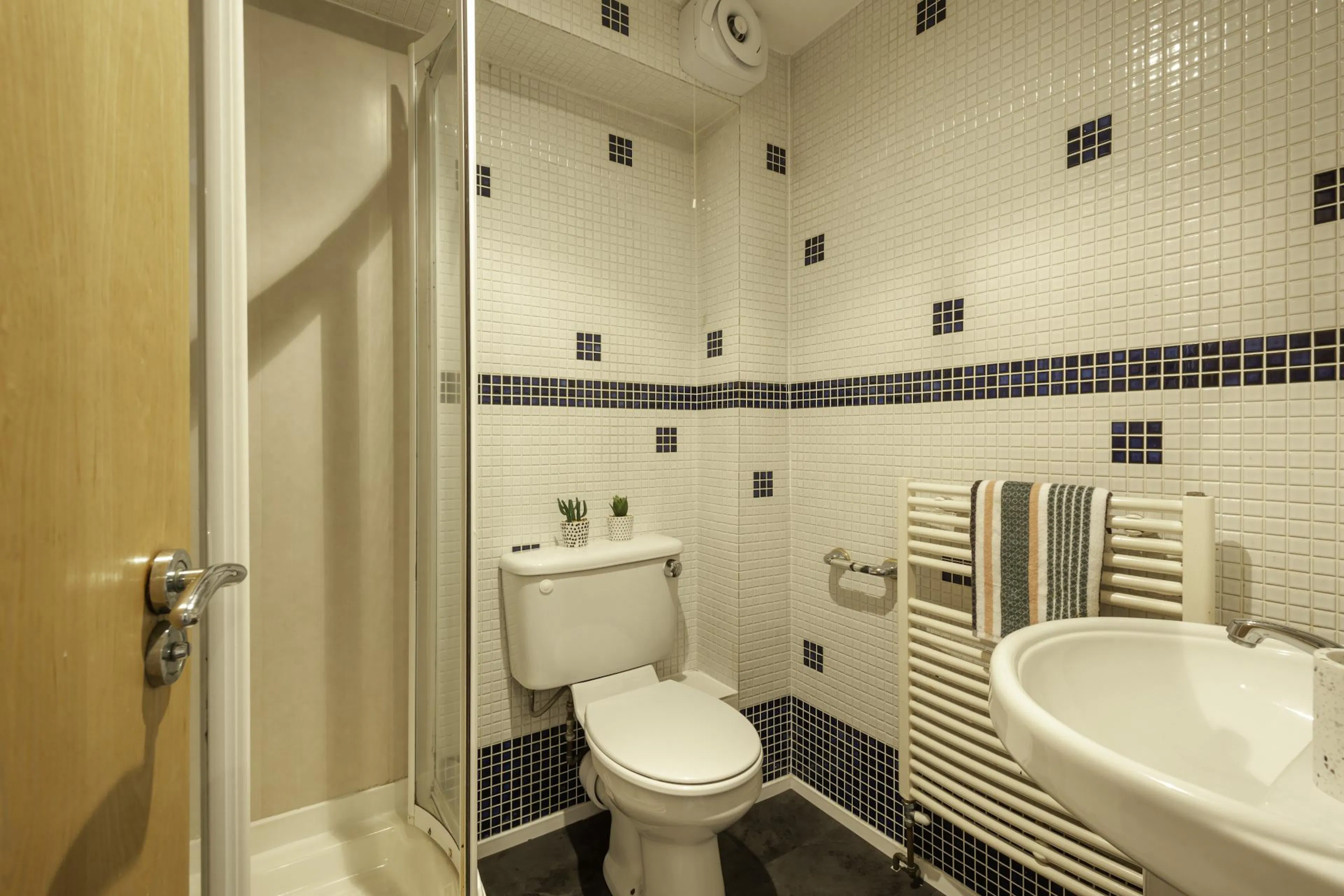 2 Bedroom Apartments BATHROOM 4