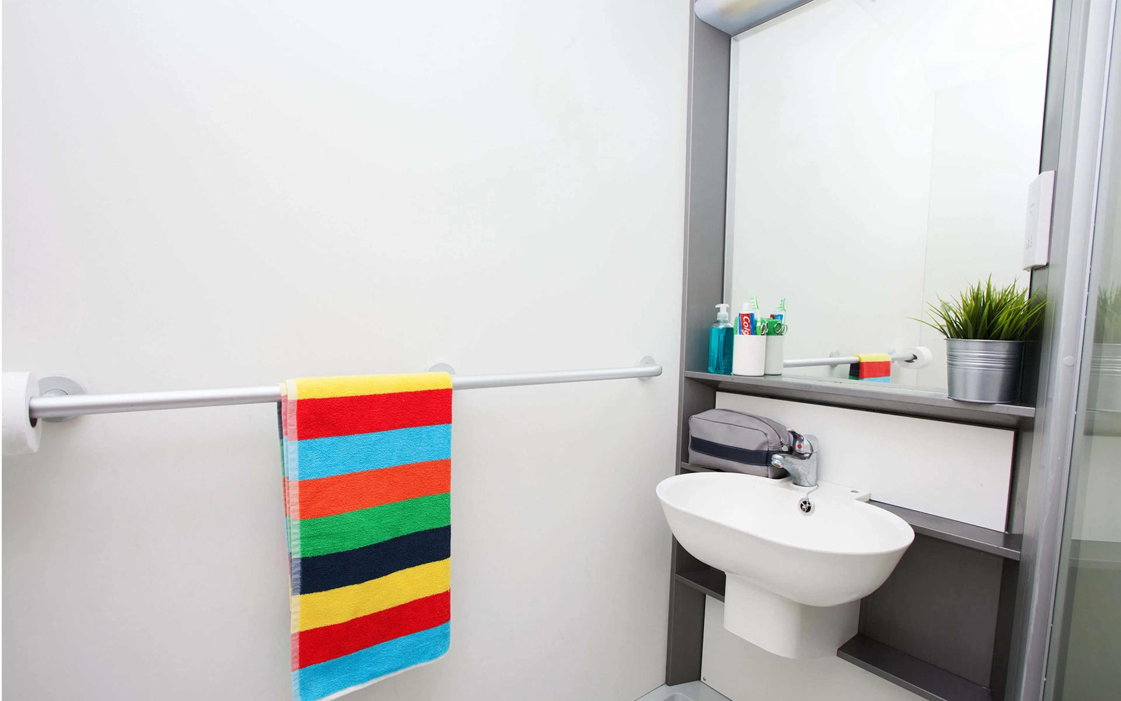 Basic Ensuite BATHROOM 2