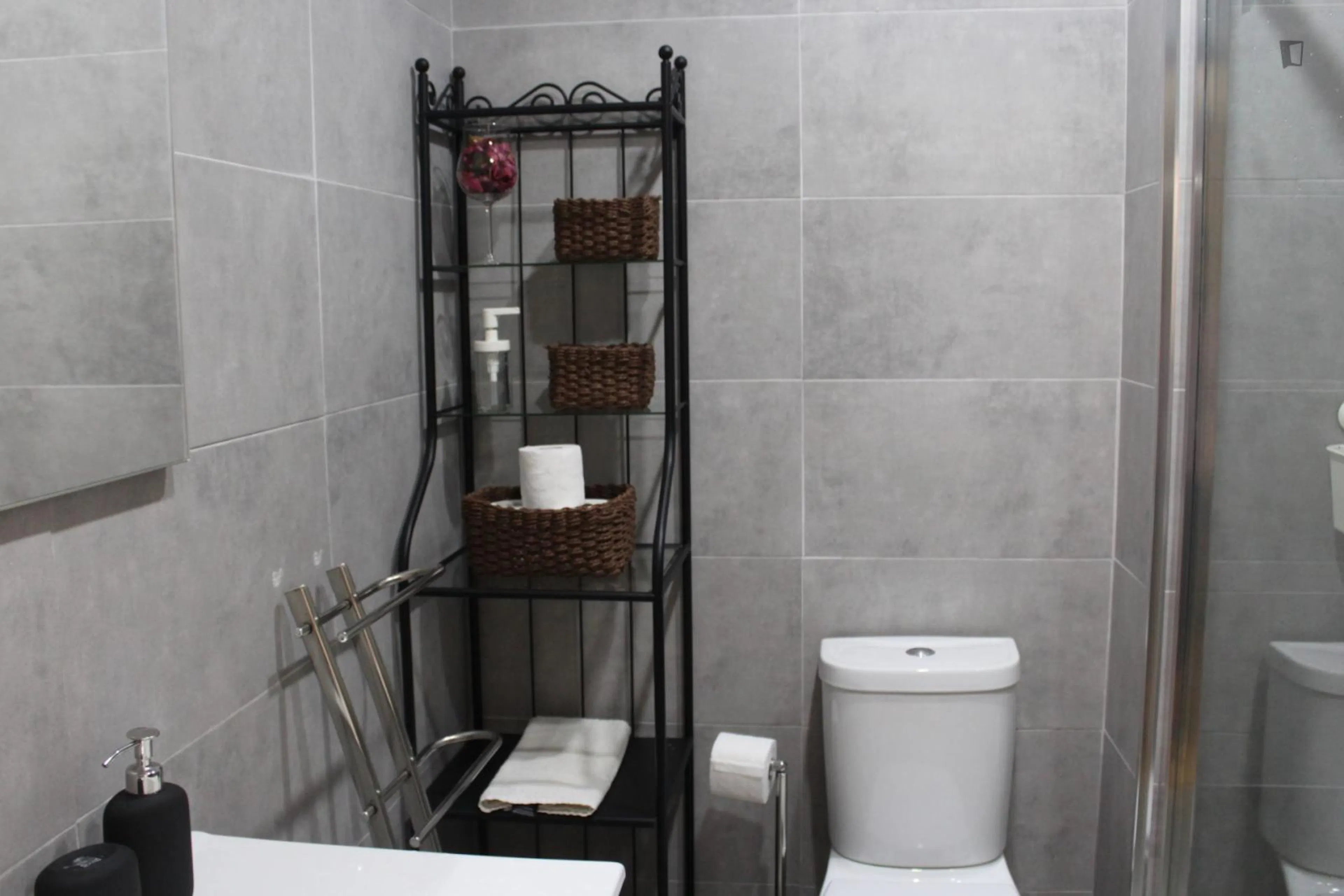 BATHROOM BATHROOM 4