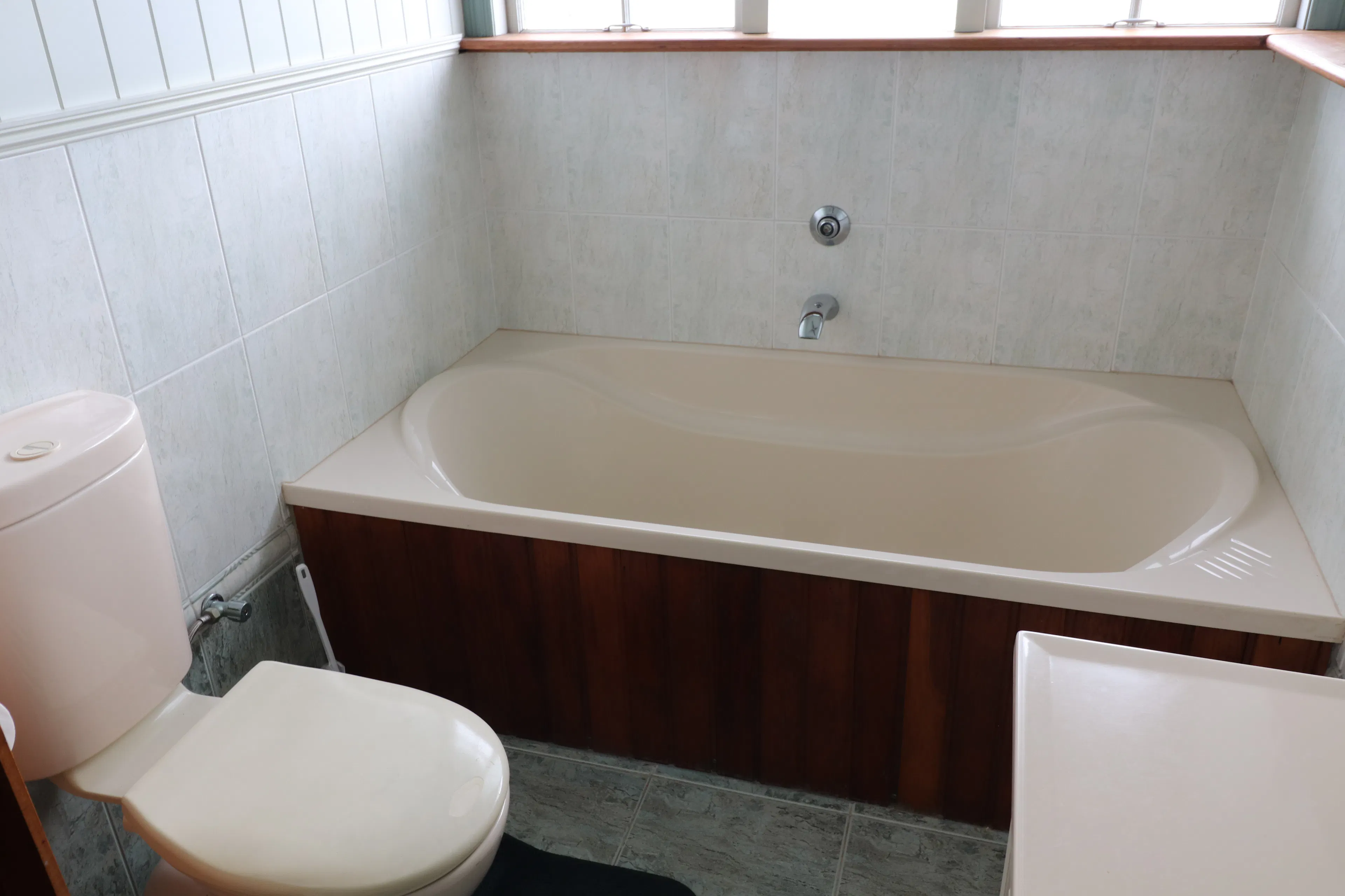 Bright Single Room BATHROOM 3
