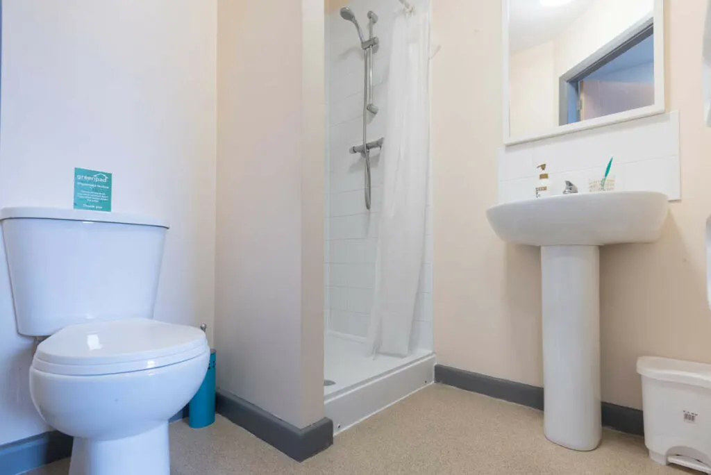 Premium Studio BATHROOM 2