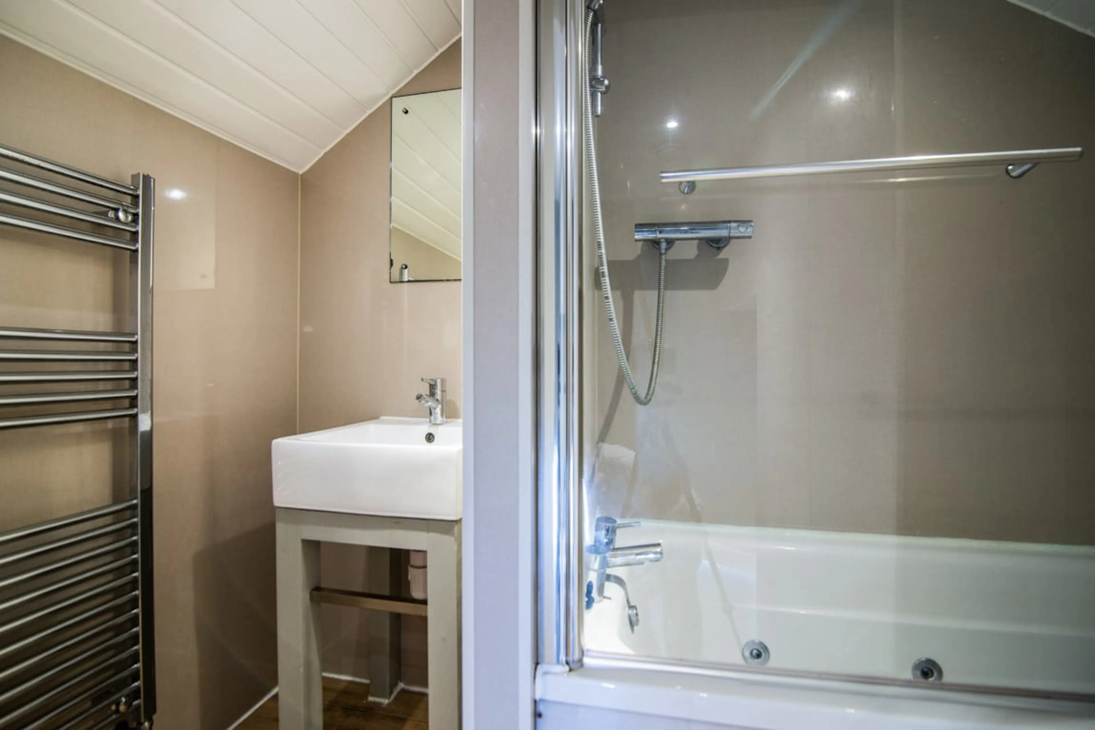 4 Bed Apartment BATHROOM 4