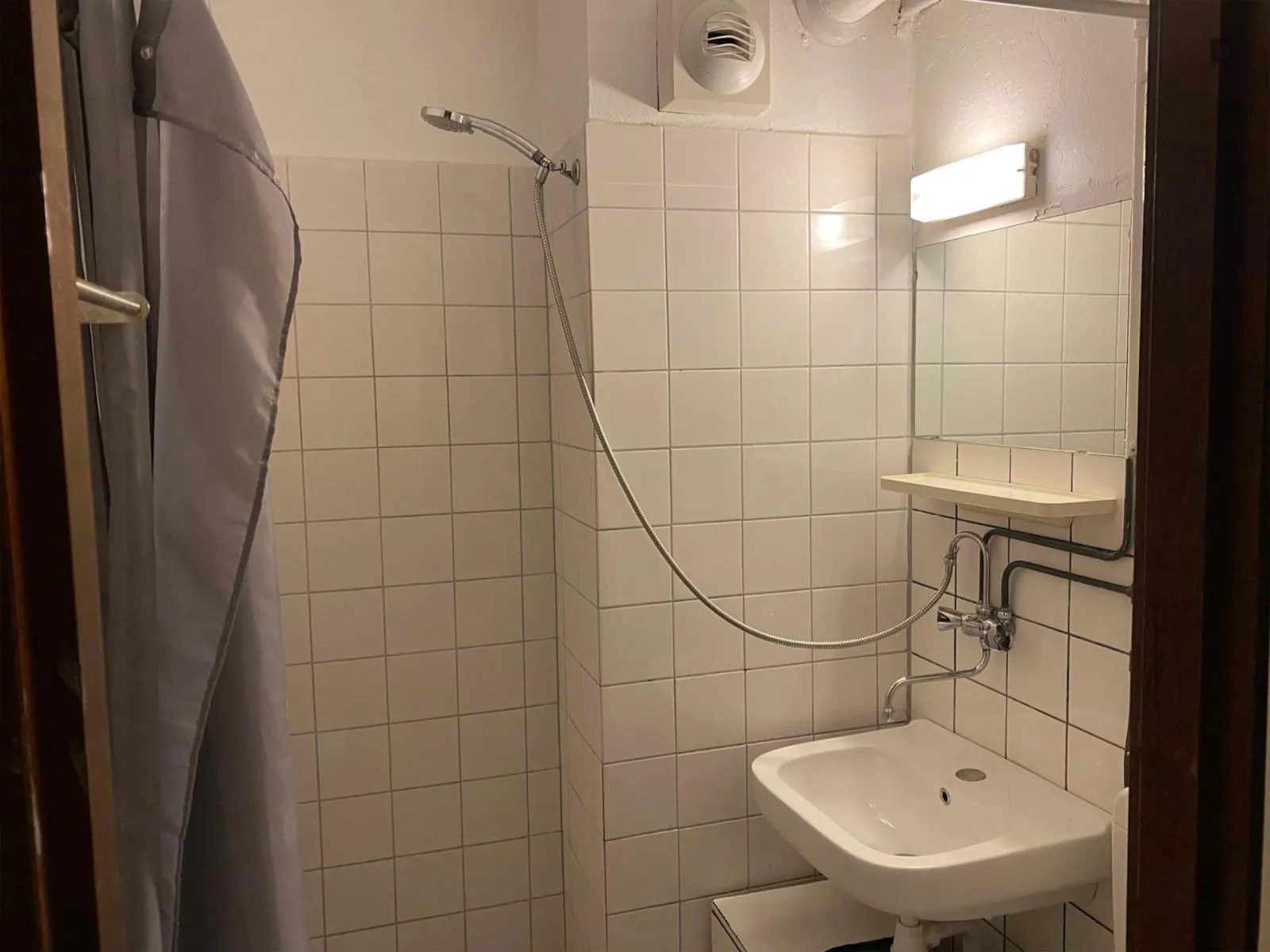 1 Bedroom Apartment BATHROOM 4