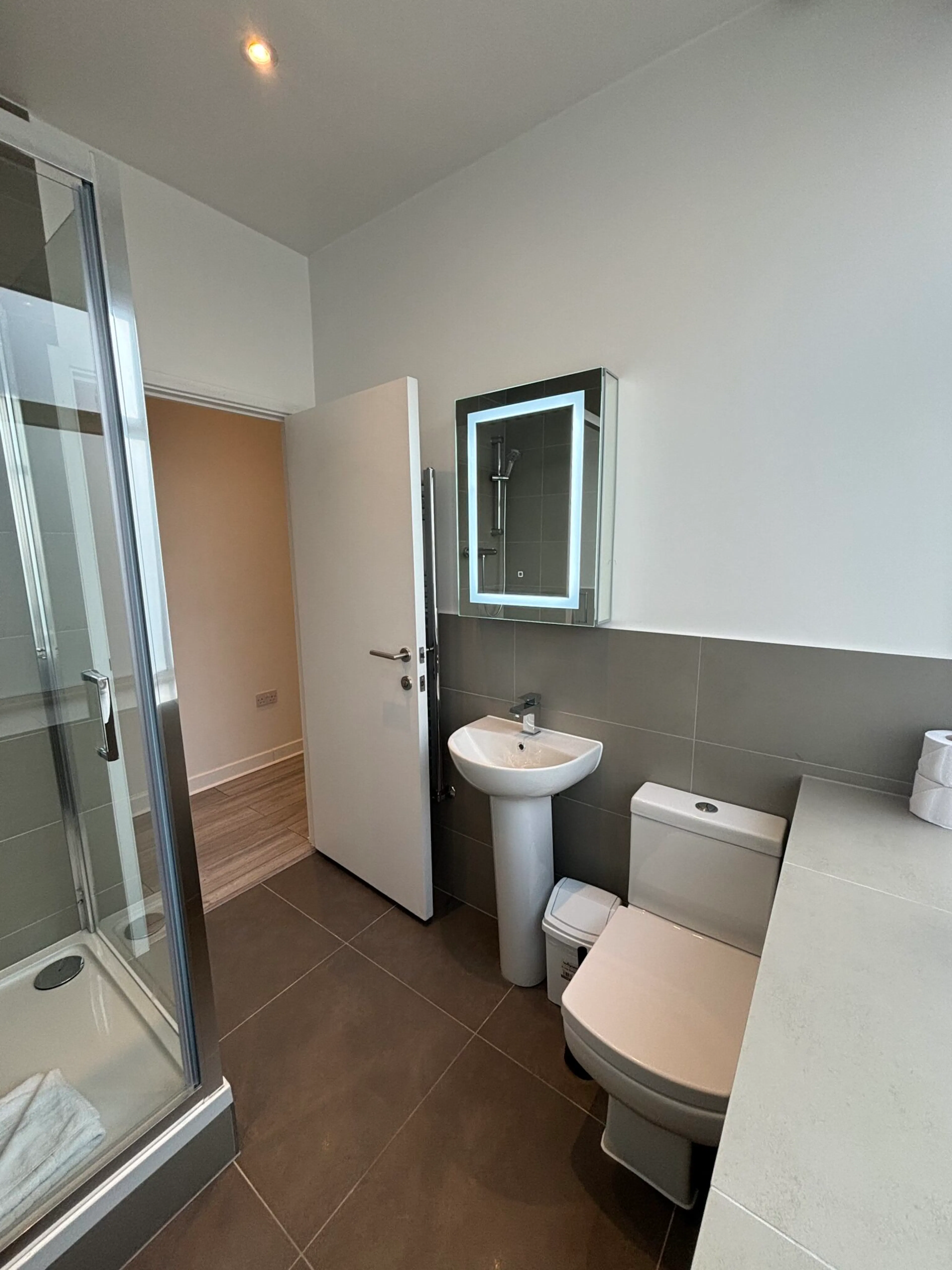One-Bed Apartment BATHROOM 4
