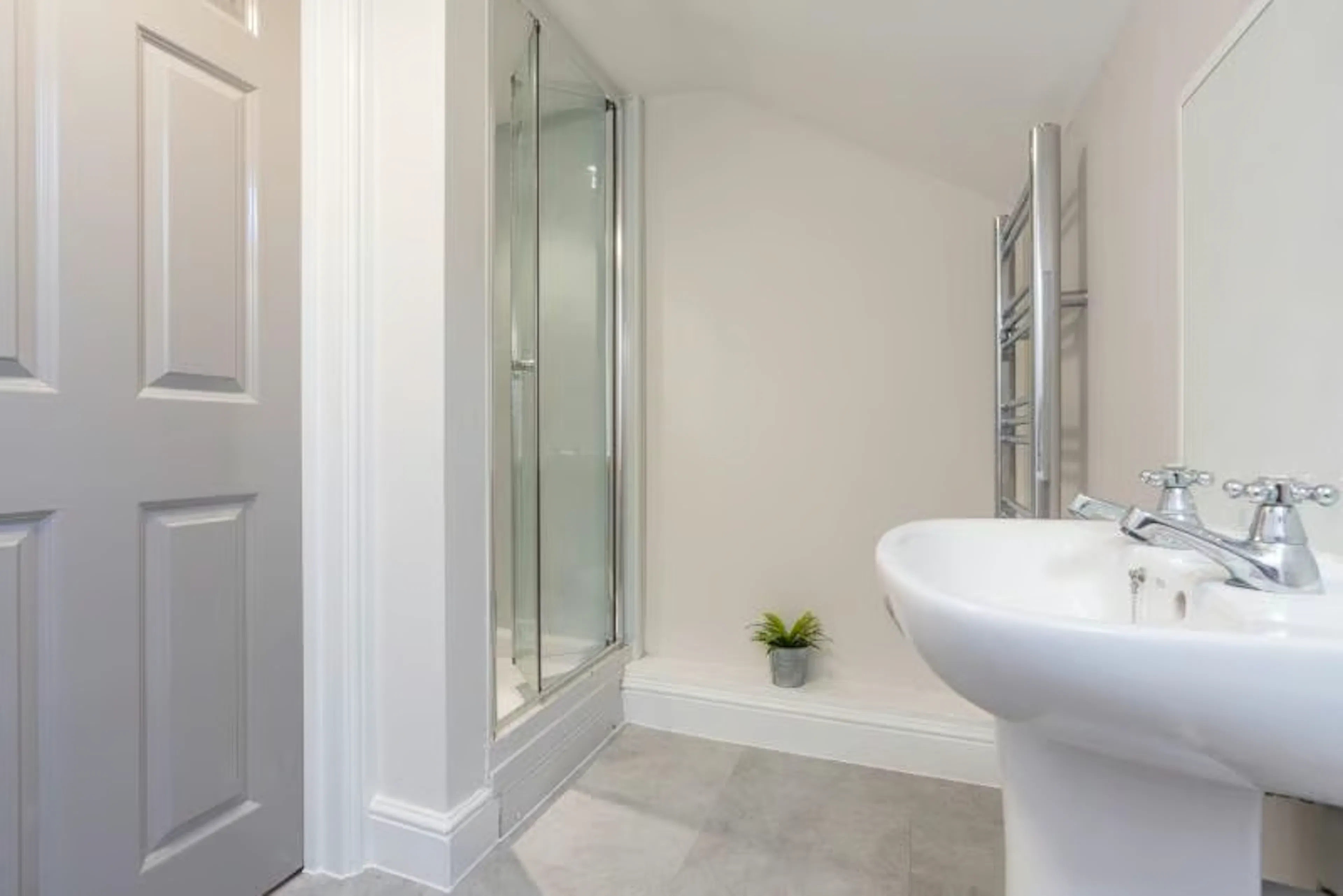 6 Bedroom Apartment BATHROOM 3