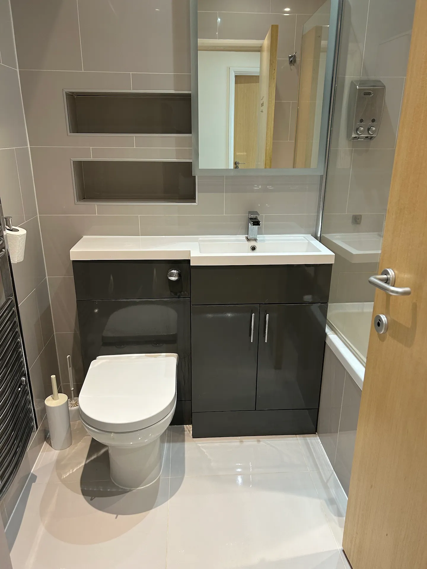 BATHROOM BATHROOM 4