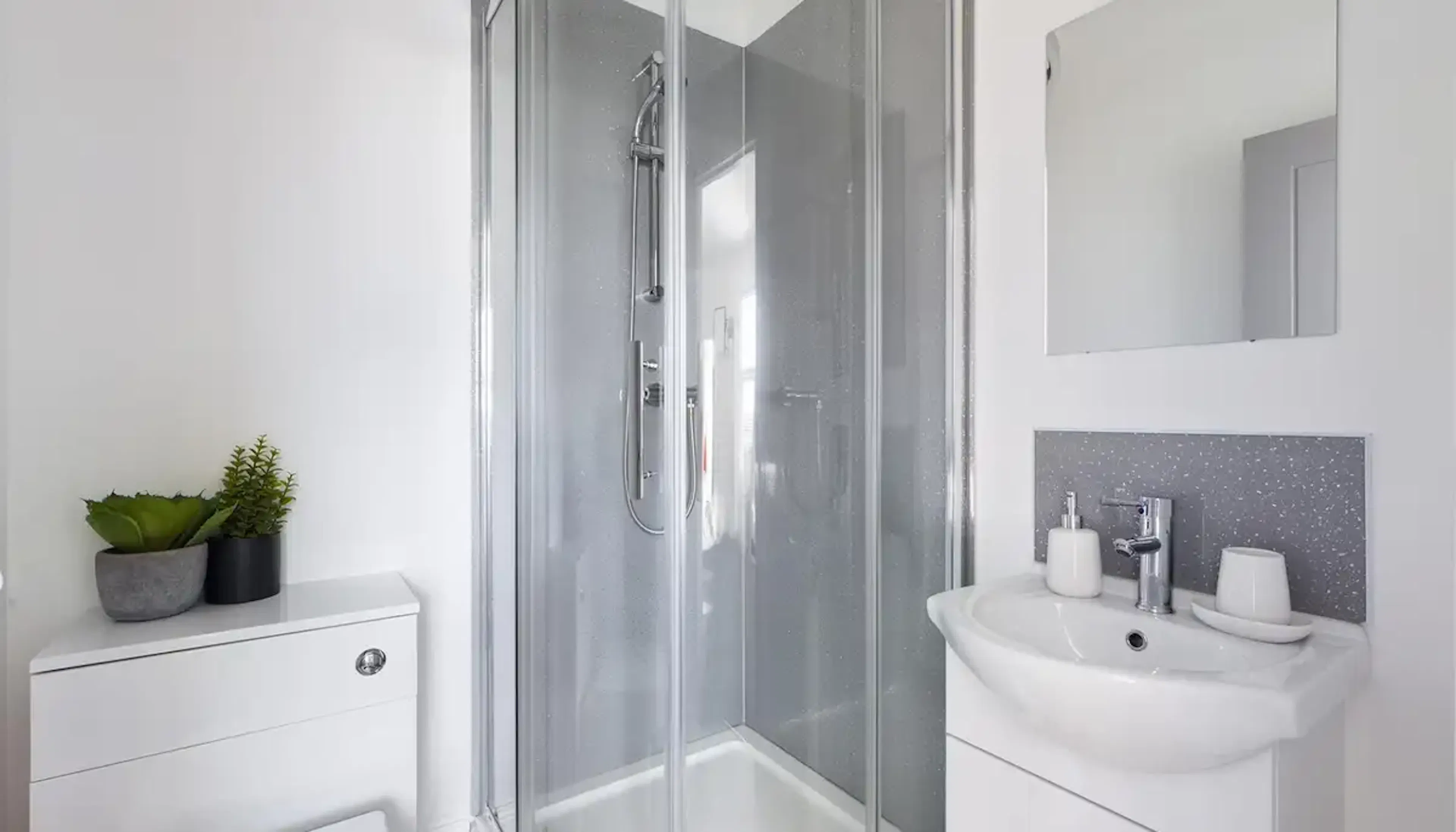 6 Bed Apartment BATHROOM 3