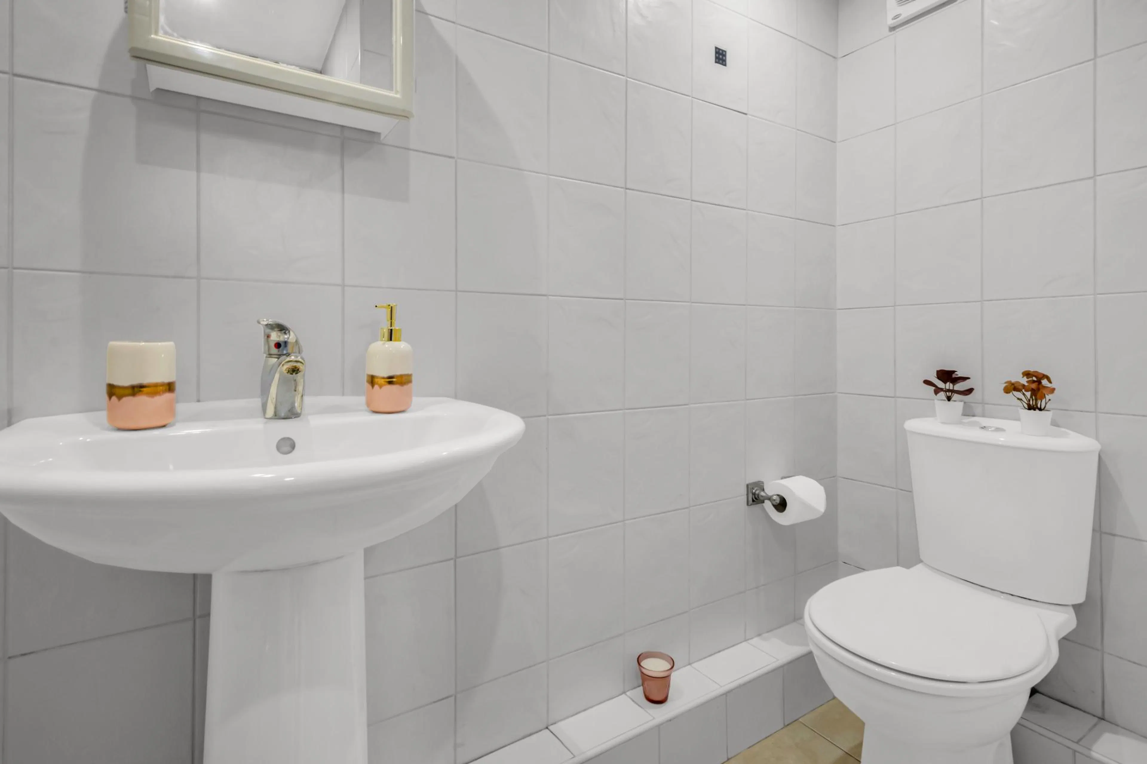 Studio BATHROOM 4