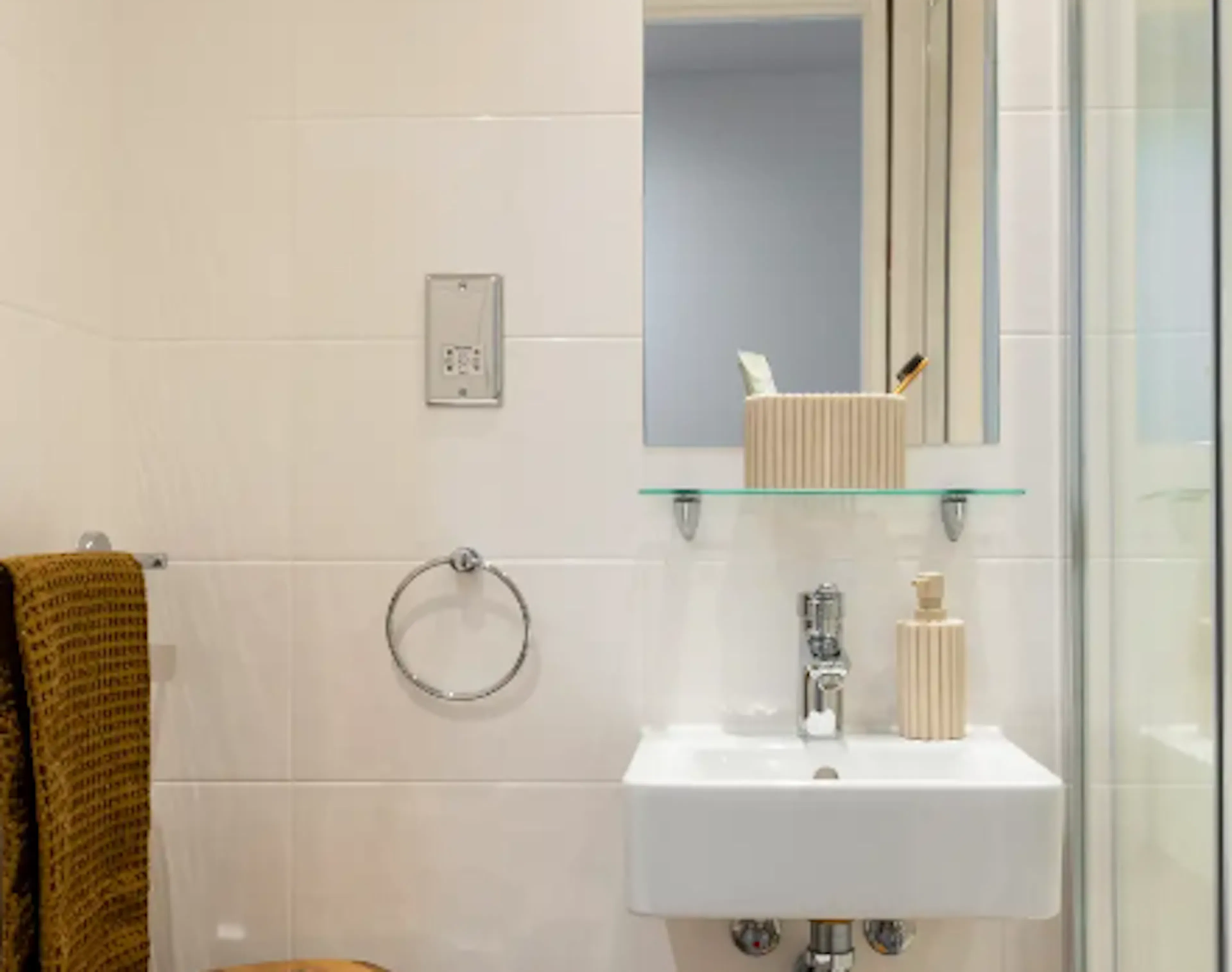 Luxe Studio BATHROOM 2