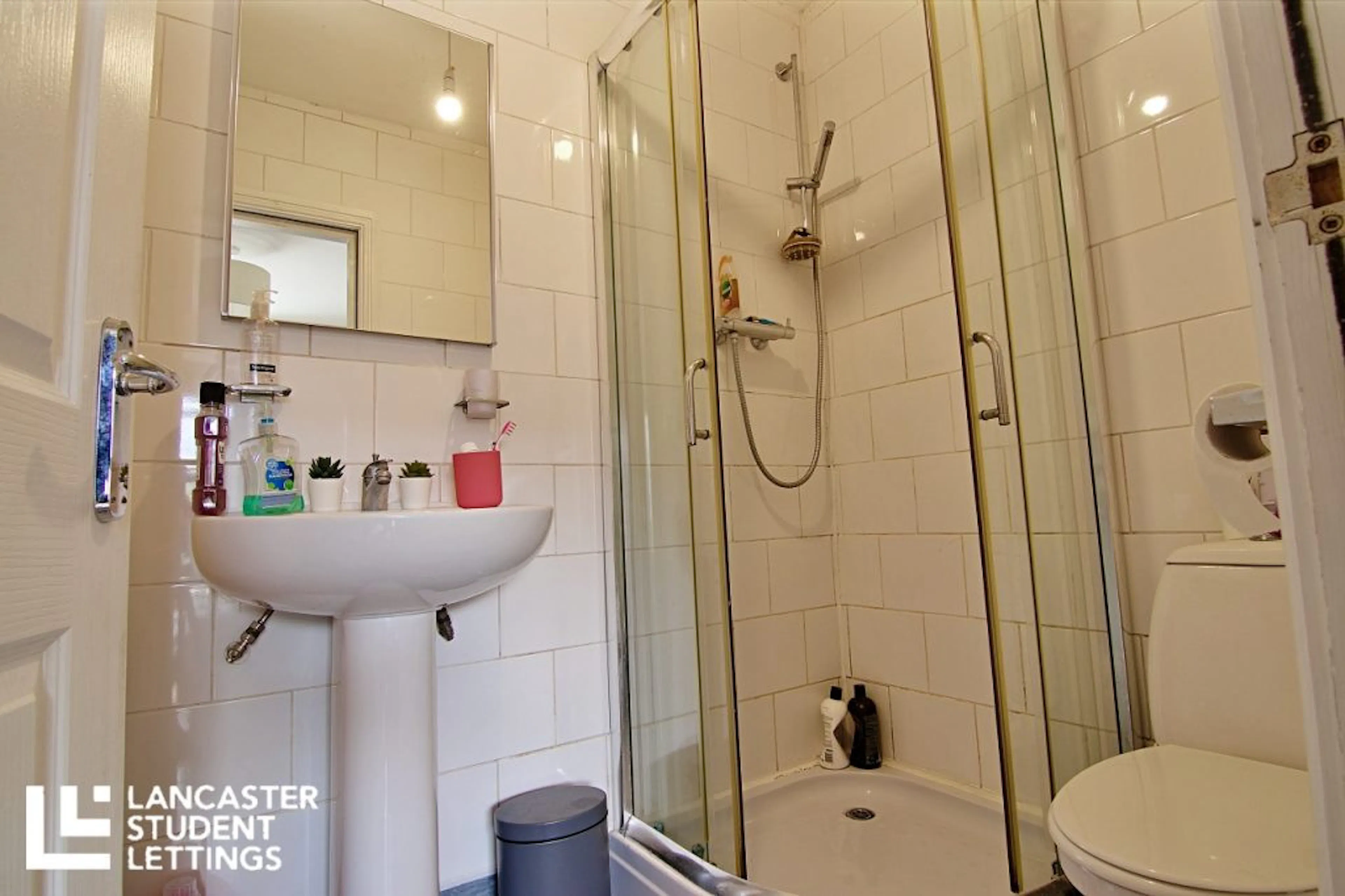 BATHROOM BATHROOM 4