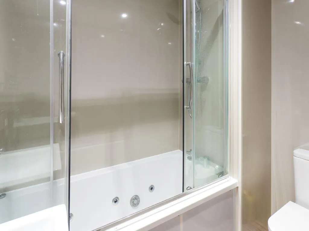 3 Bedroom Apartment BATHROOM 2