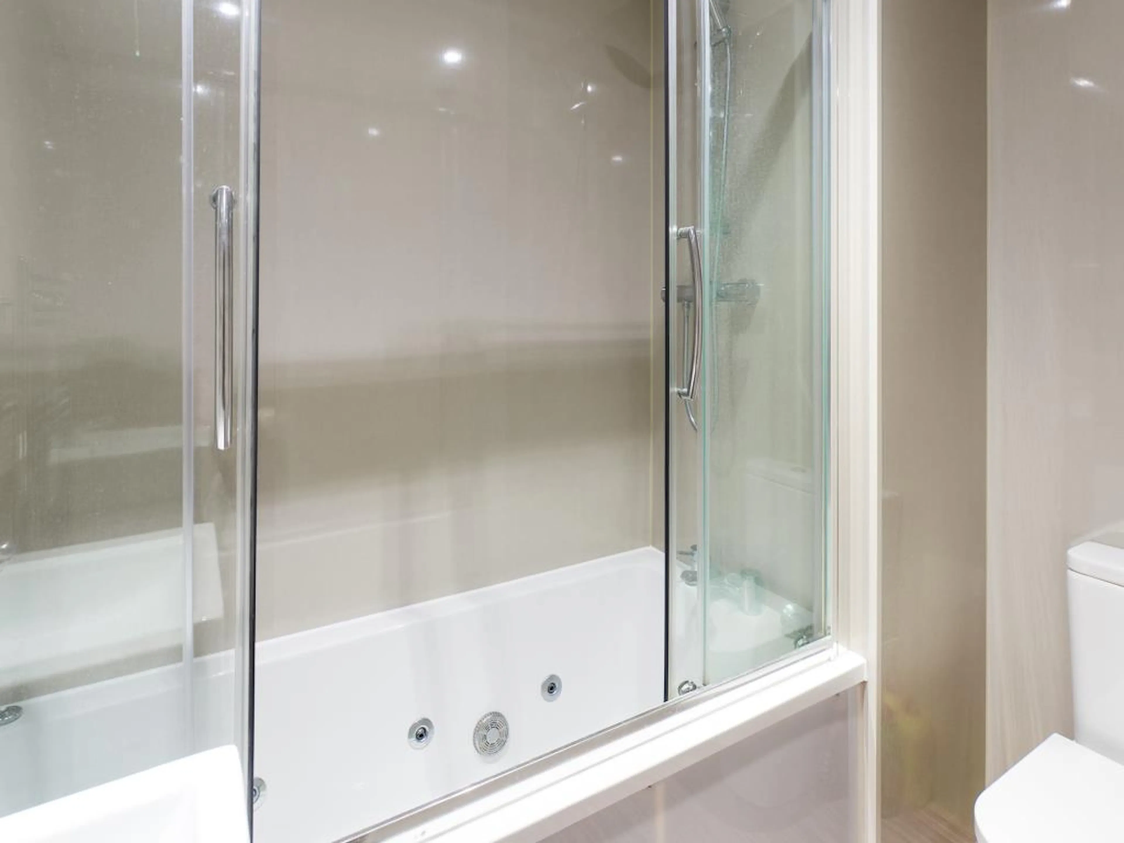 3 Bedroom Apartment BATHROOM 2