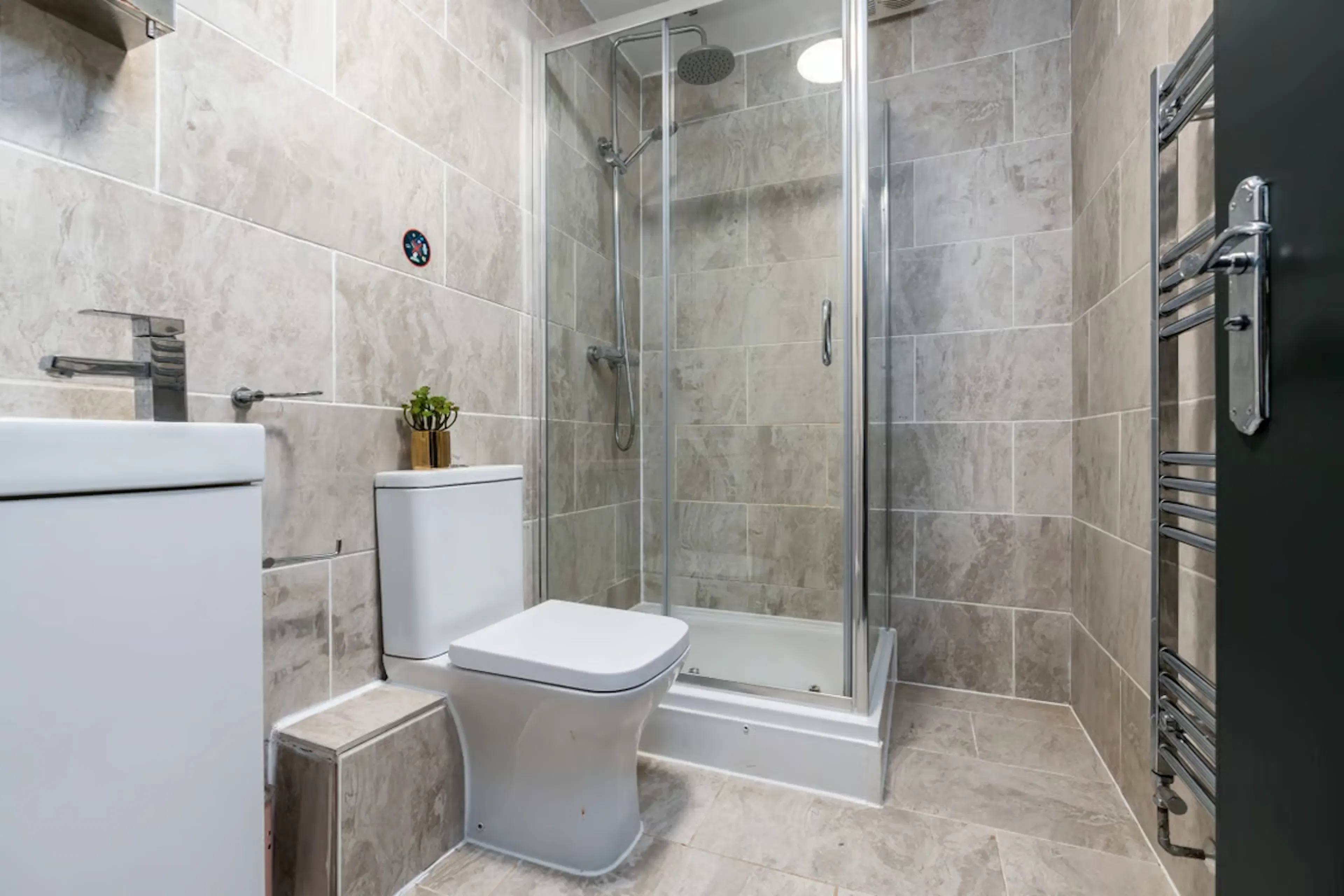 6 Bedroom Apartment BATHROOM 4