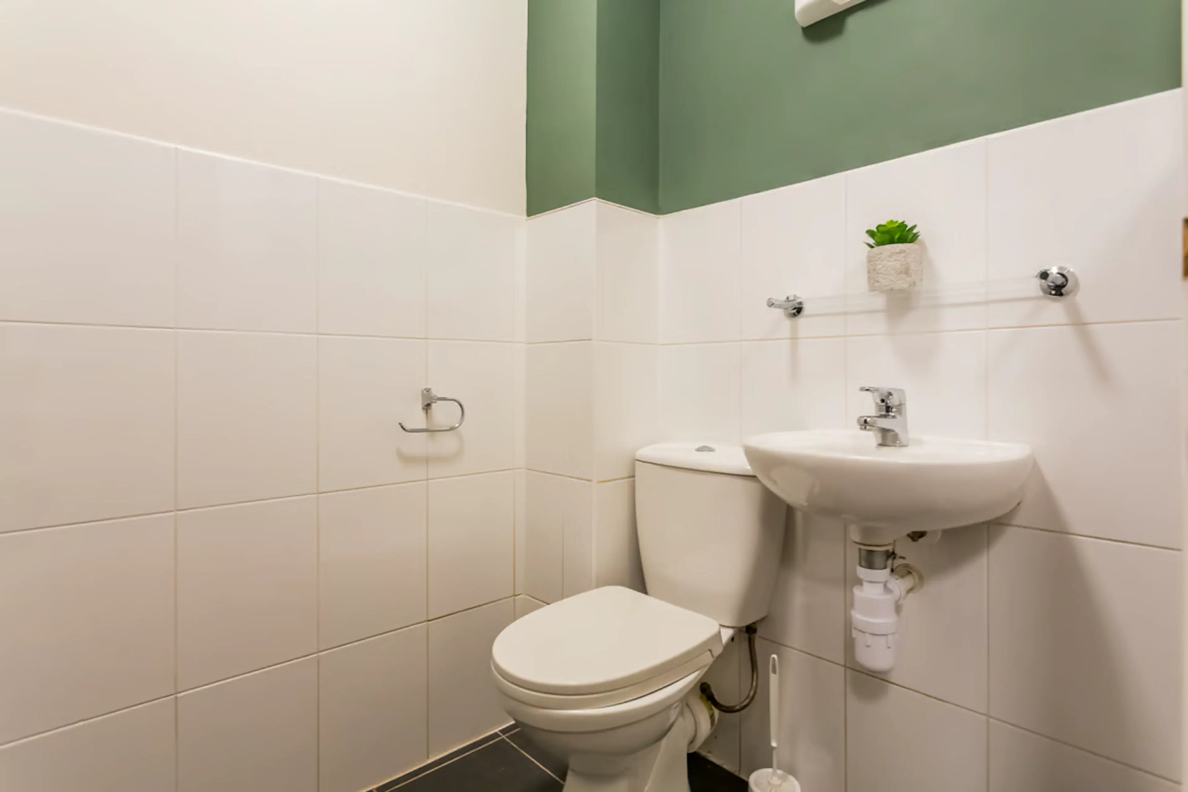 8 Bedroom Apartment BATHROOM 4