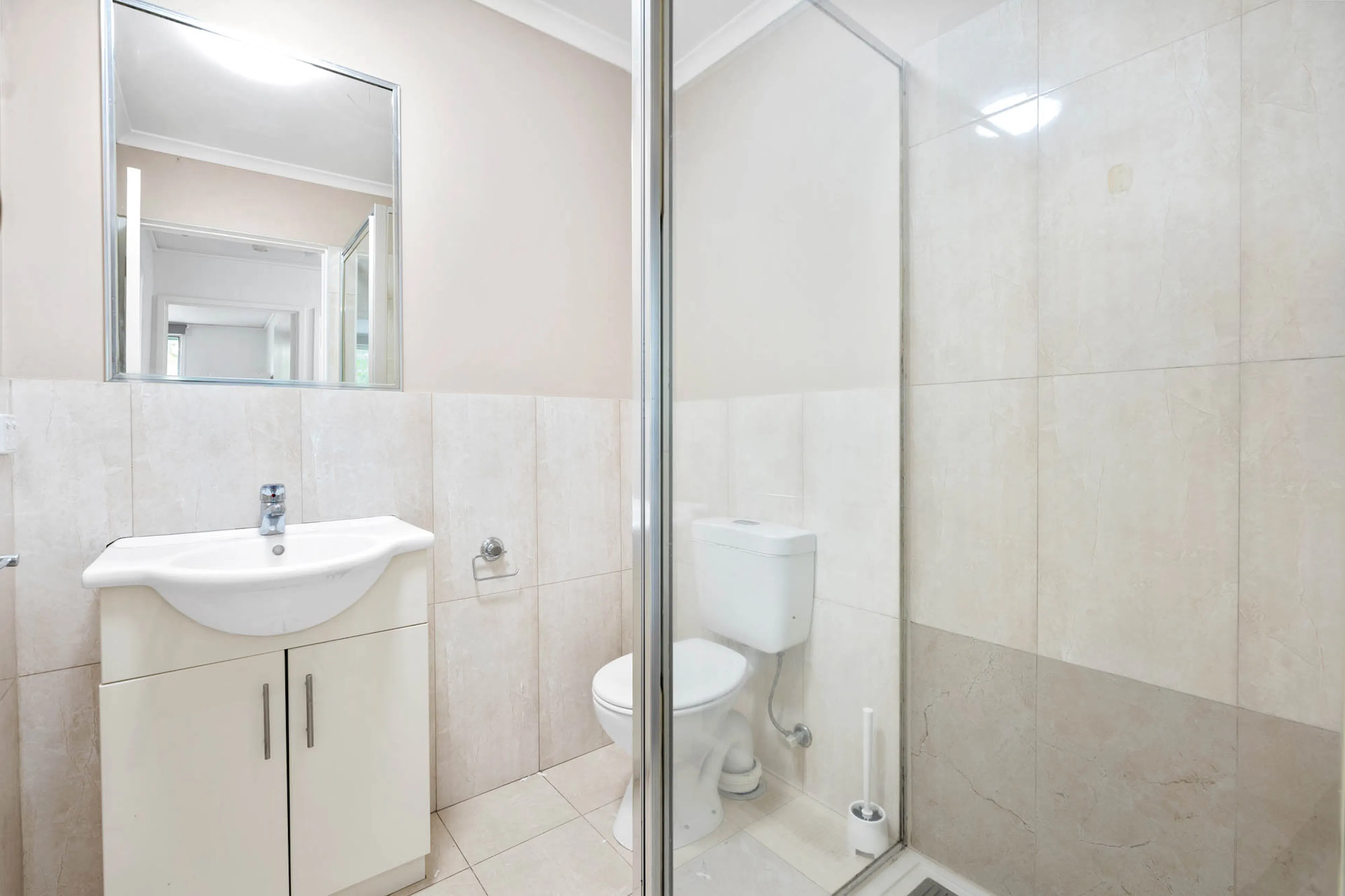 Single Room BATHROOM 2