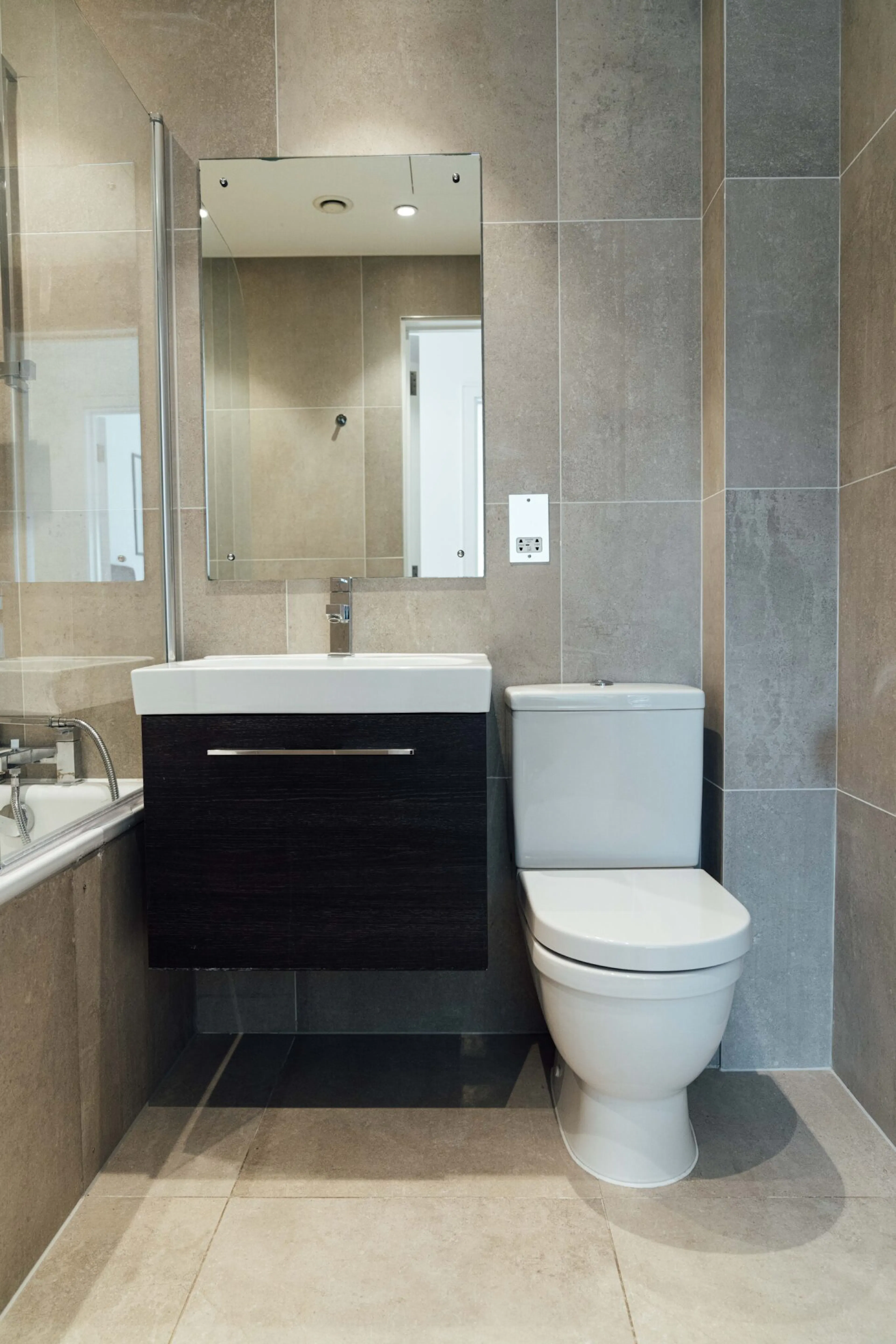 2 Bedroom Apartment BATHROOM 2