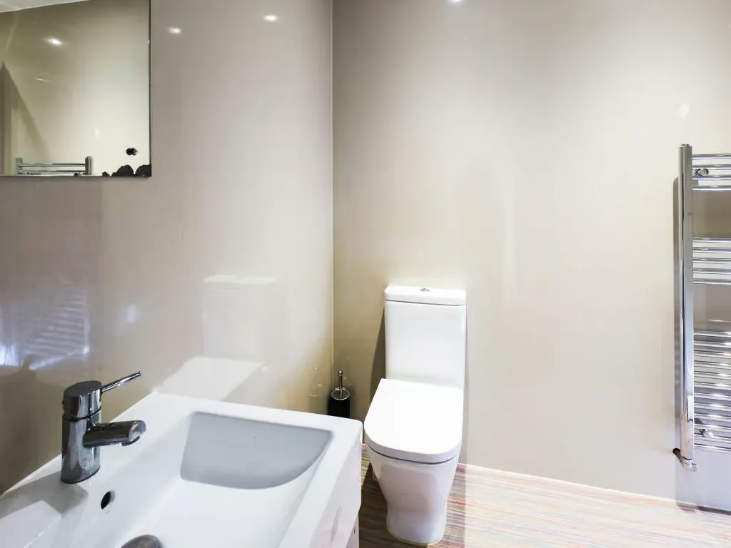 3 Bedroom Apartment BATHROOM 2