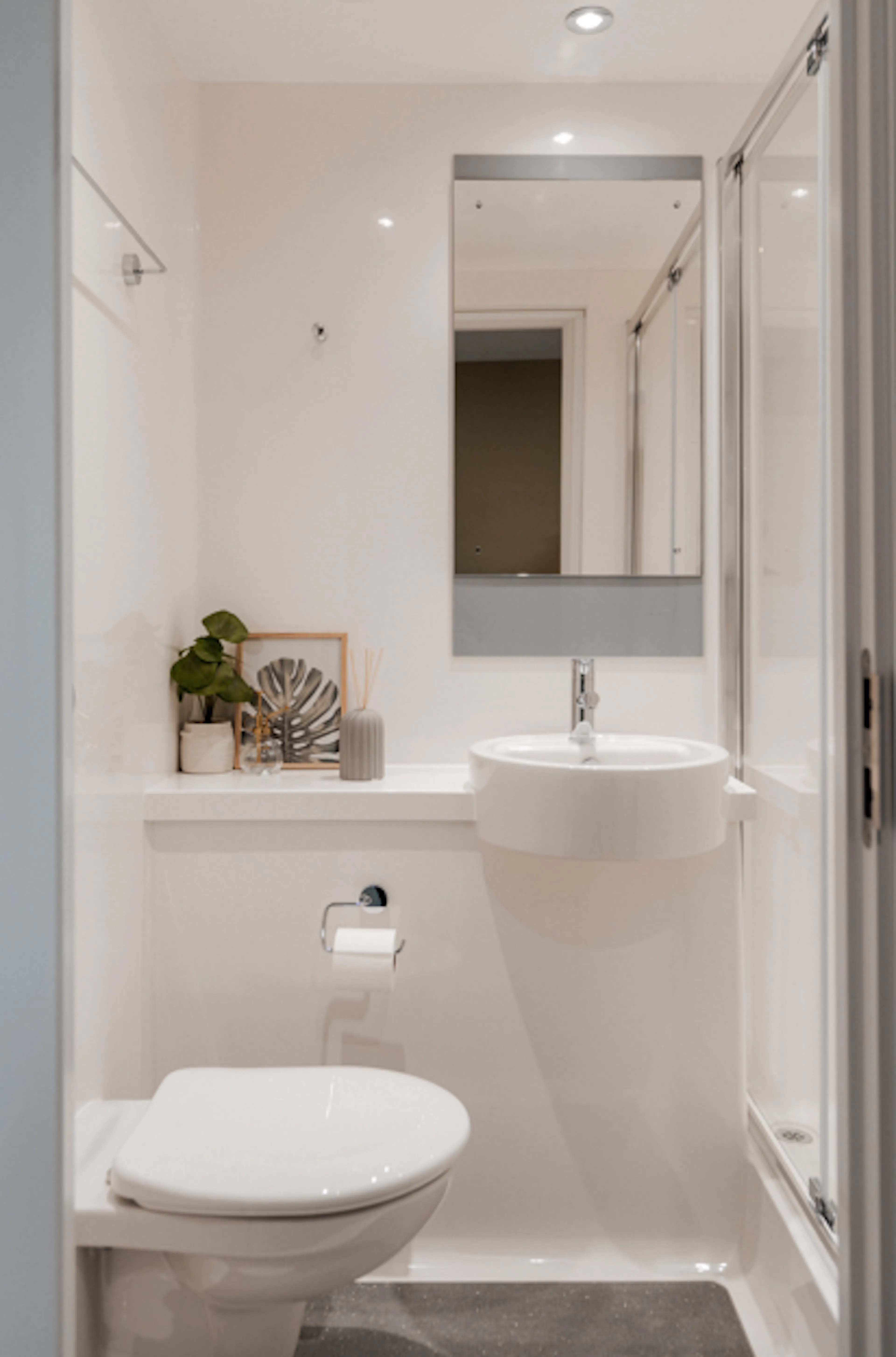 Prestige Ensuite BATHROOM 1