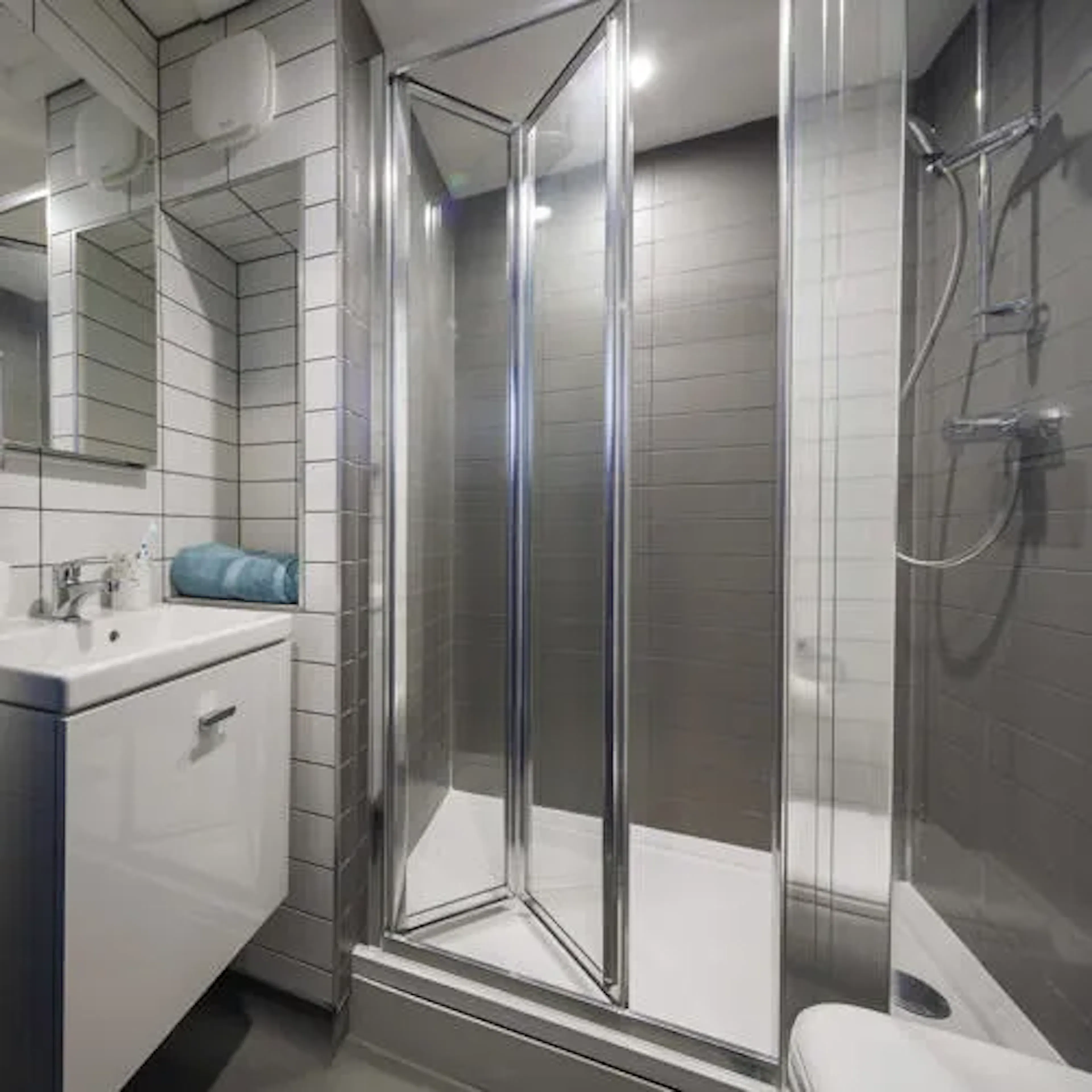 Ensuite Room BATHROOM 4