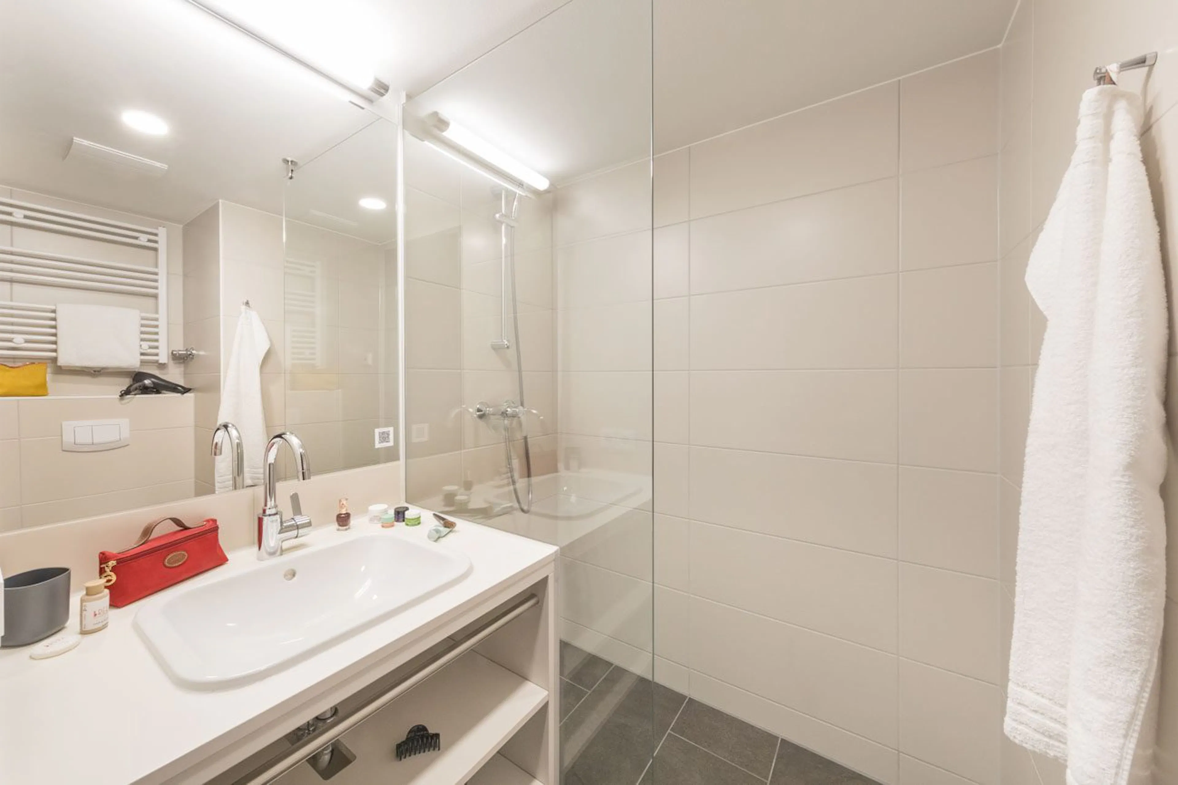 Amazing Apartment BATHROOM 2