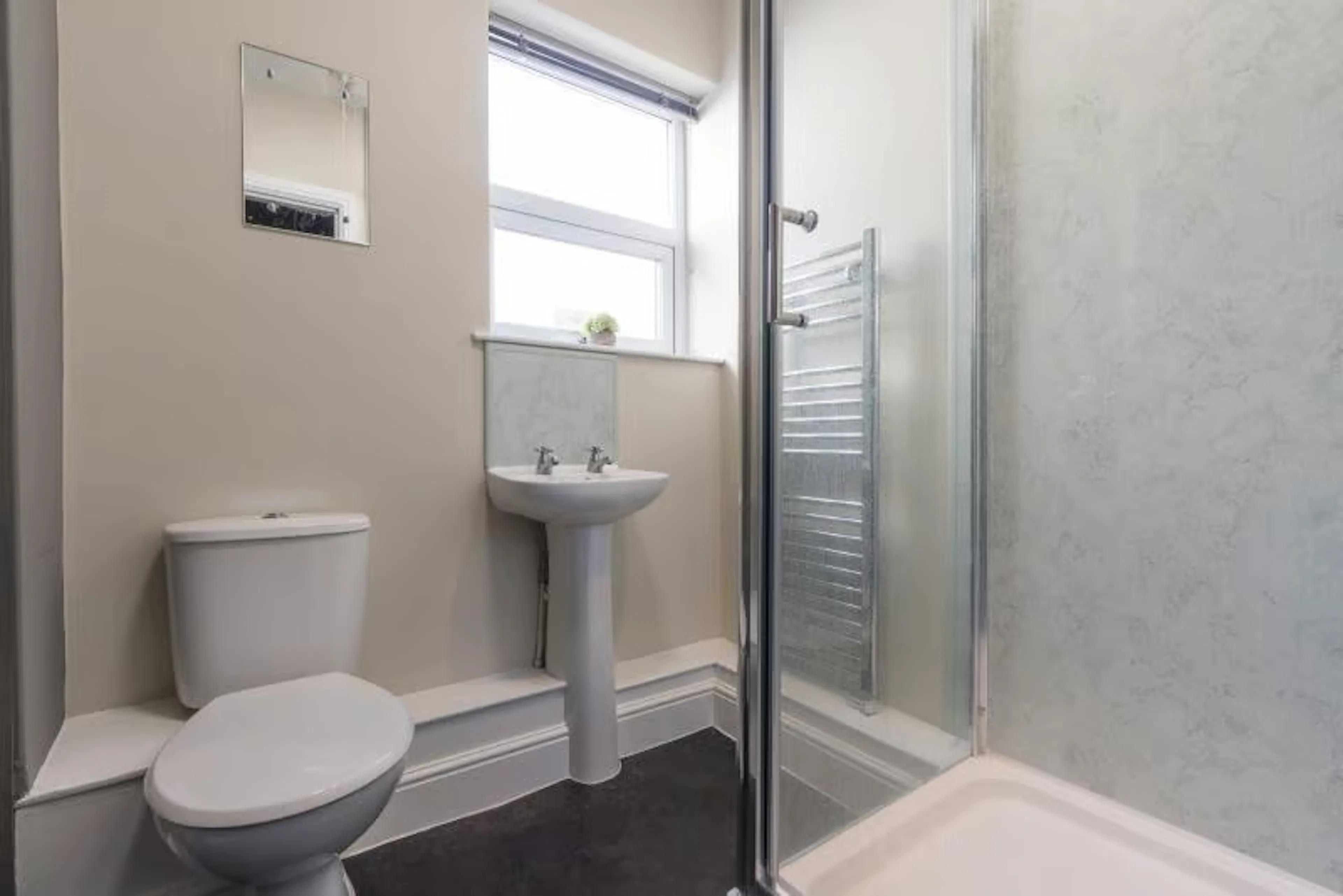 4 Bedroom Apartment BATHROOM 3