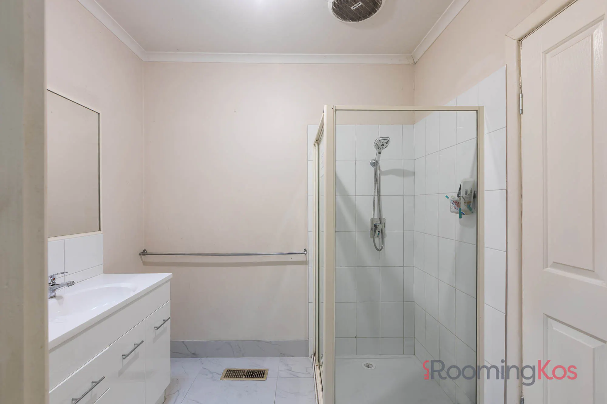 Single Room BATHROOM 2