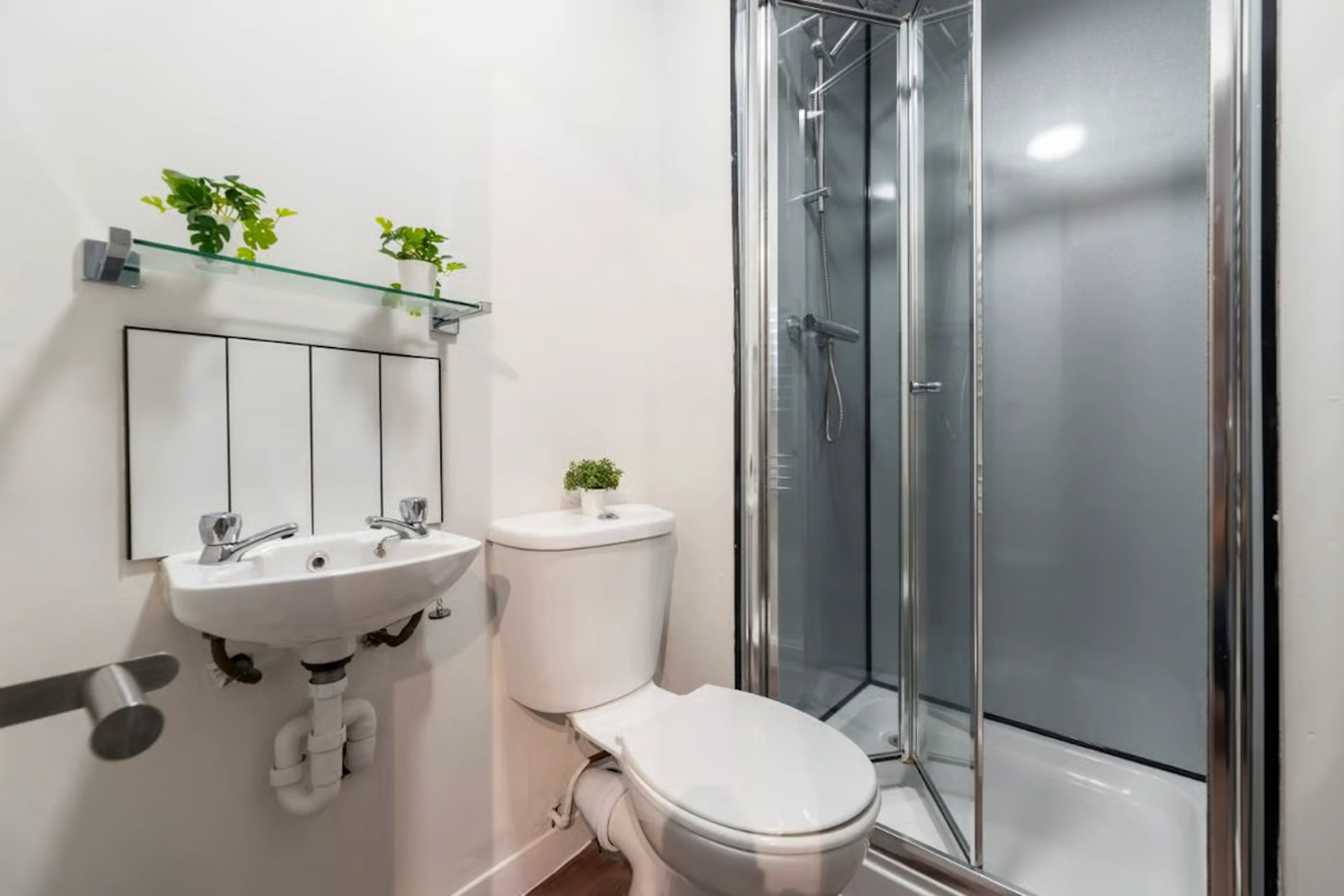 BATHROOM BATHROOM 4