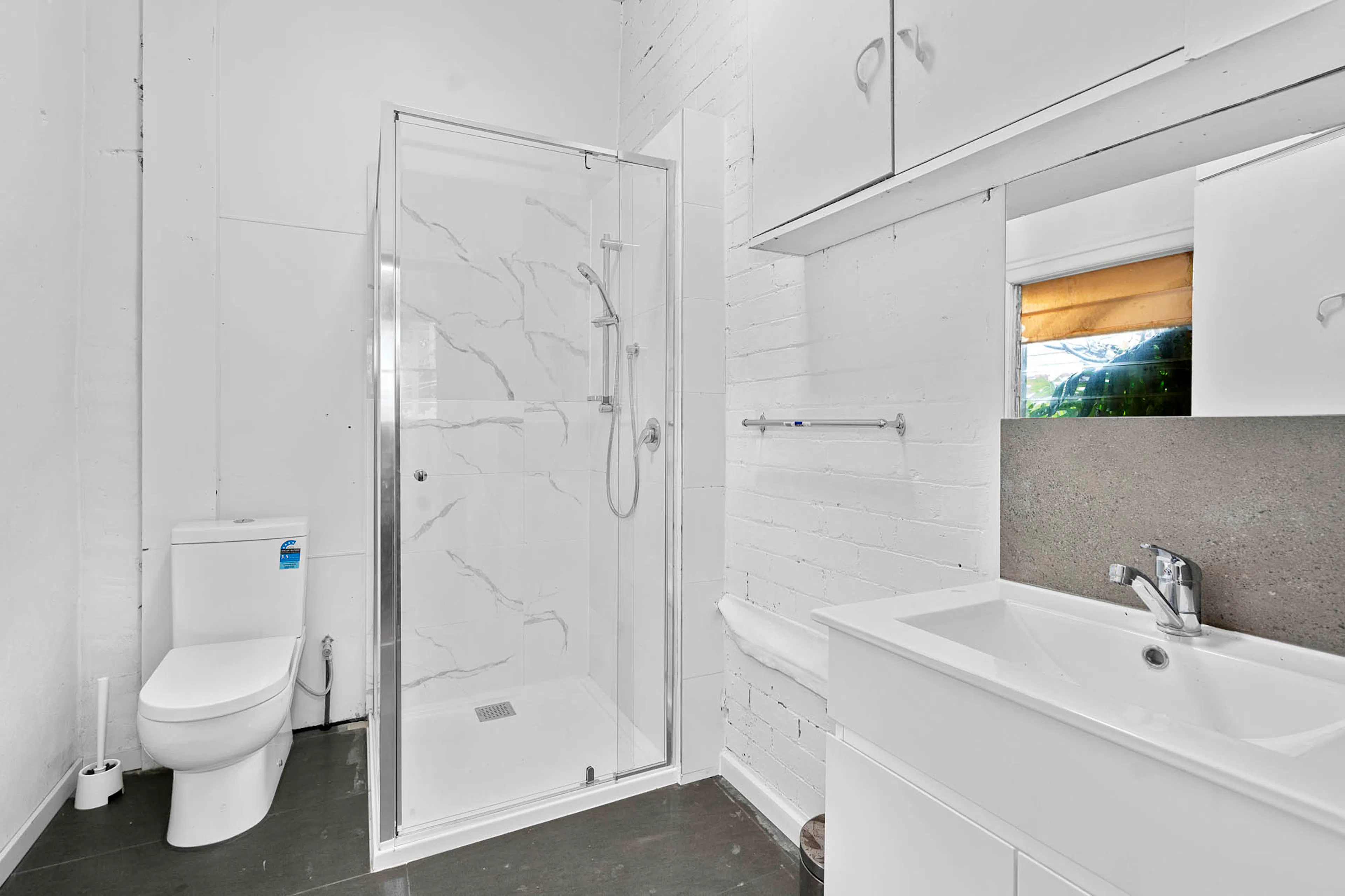 Single En-Suite BATHROOM 2