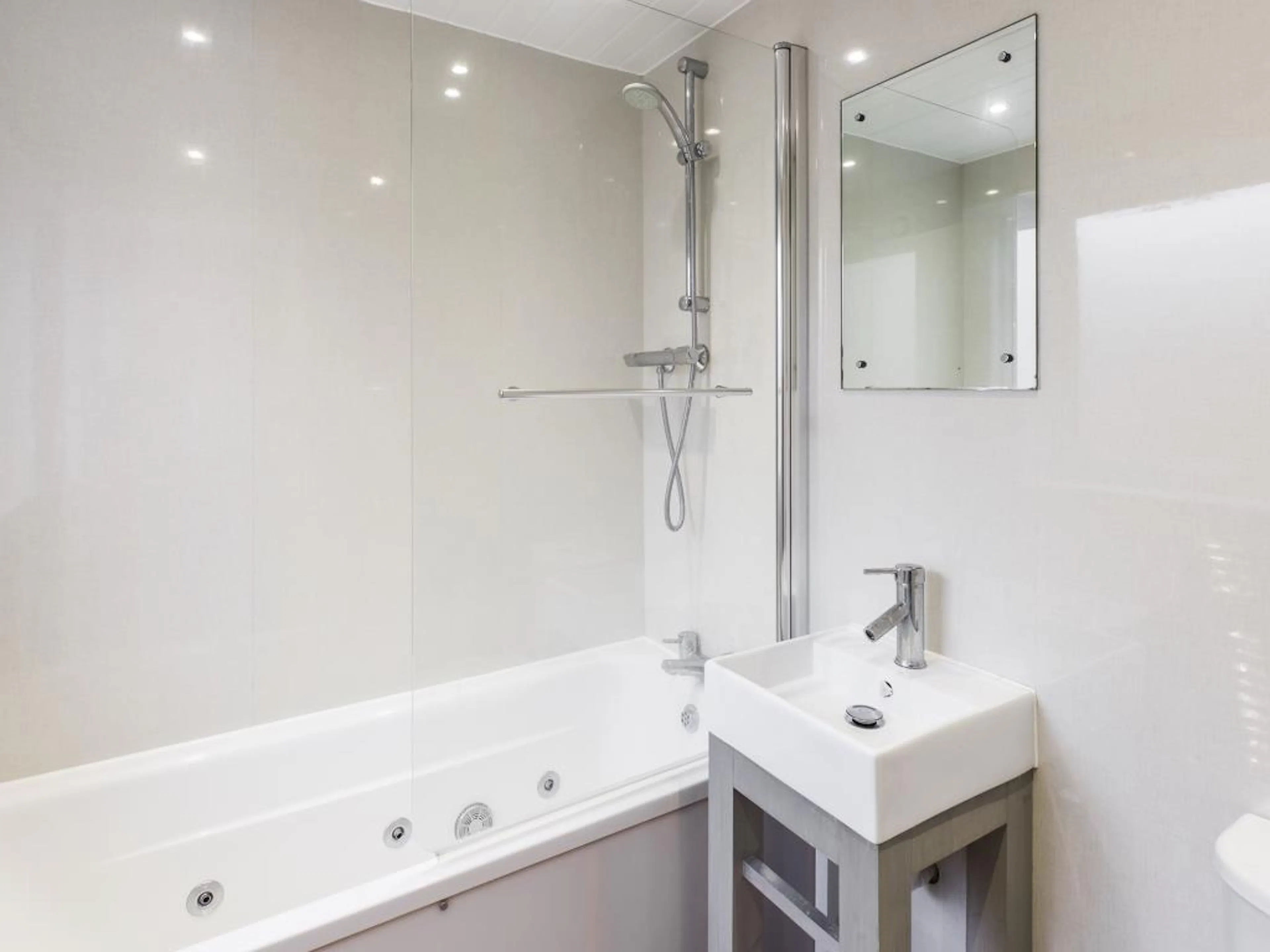 4 Bed Apartment BATHROOM 2