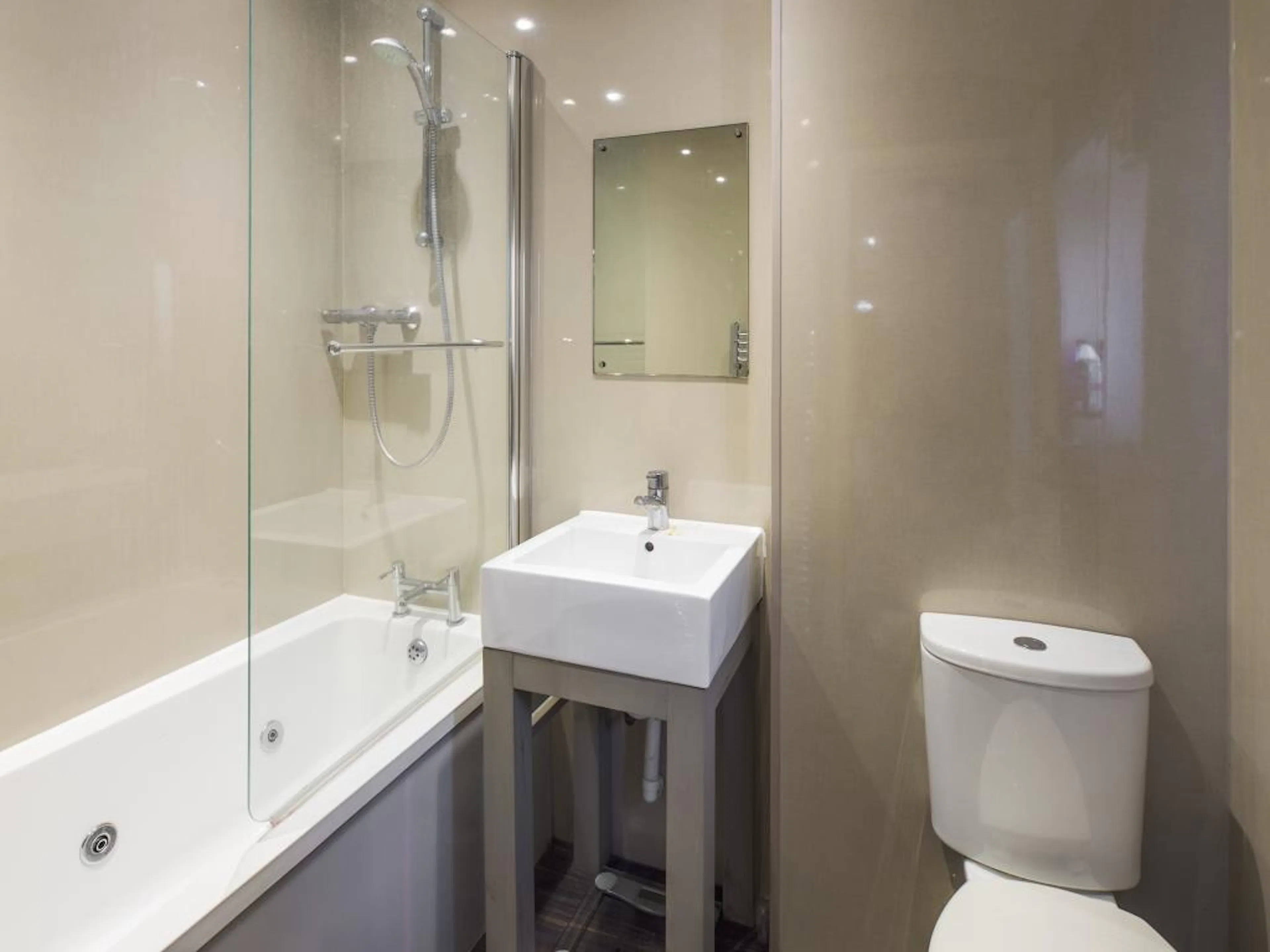 4 Bed Apartment BATHROOM 2