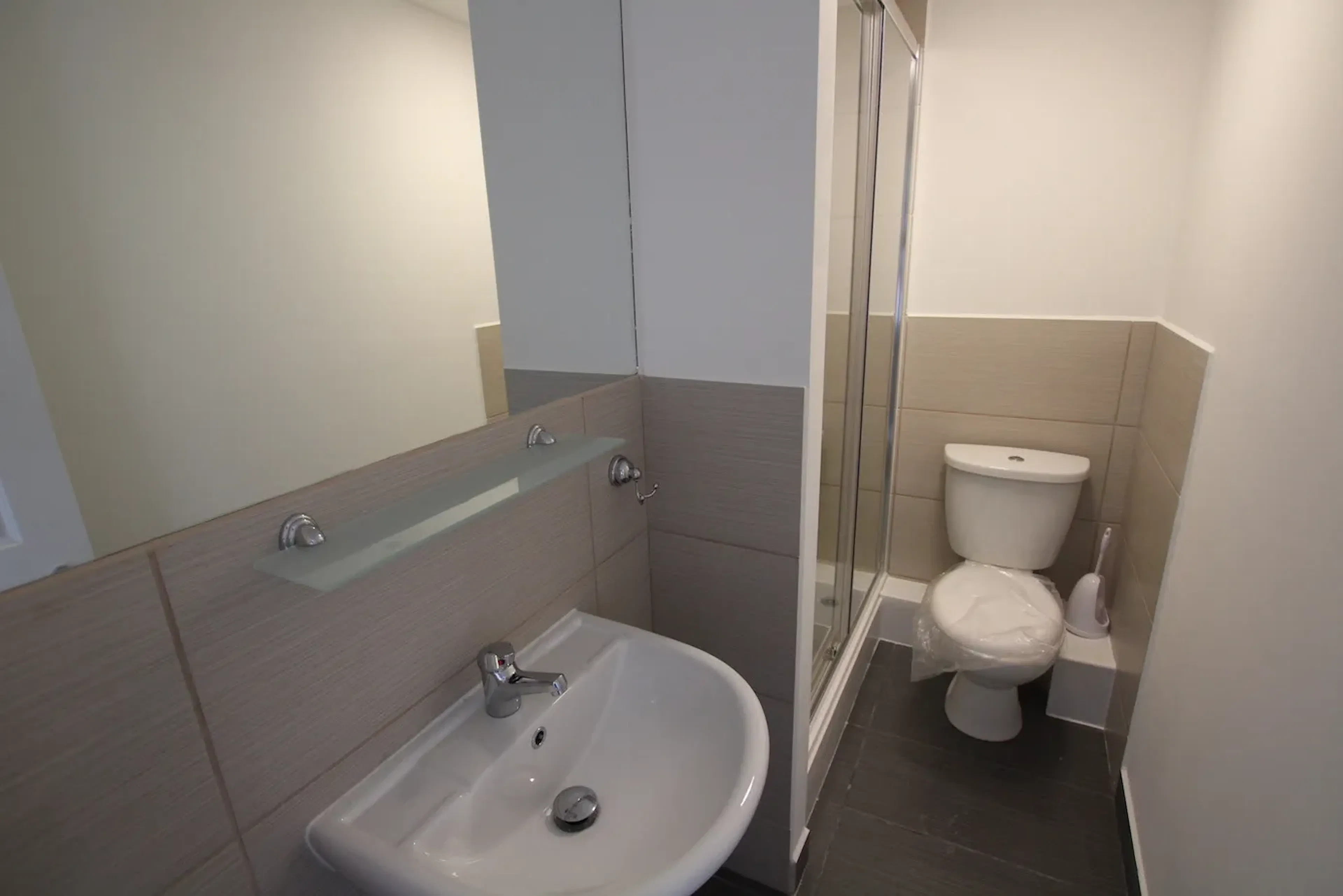 6 Bed Apartment BATHROOM 4