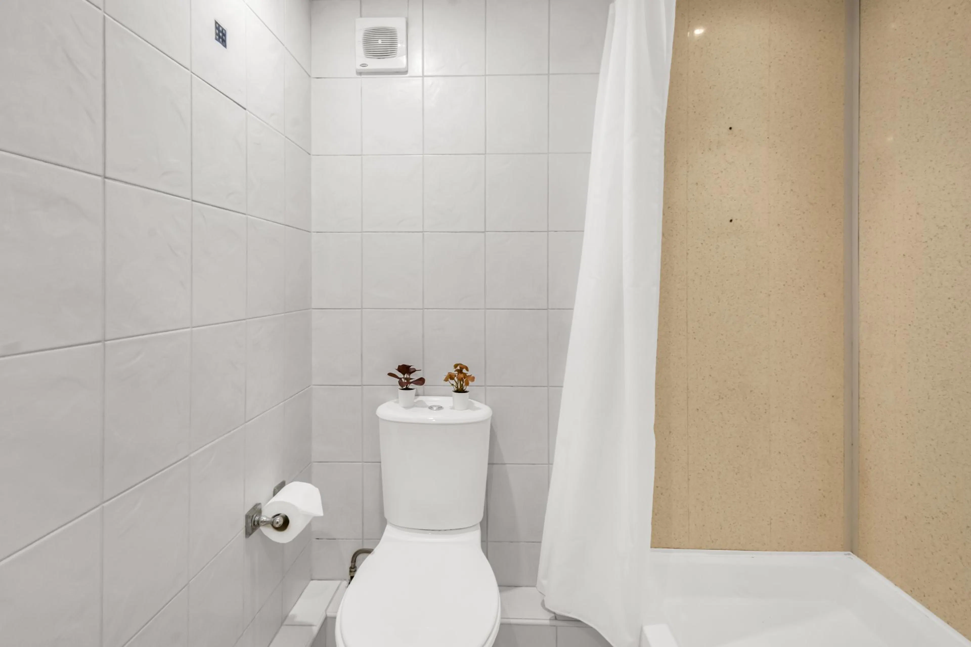 Studio BATHROOM 3