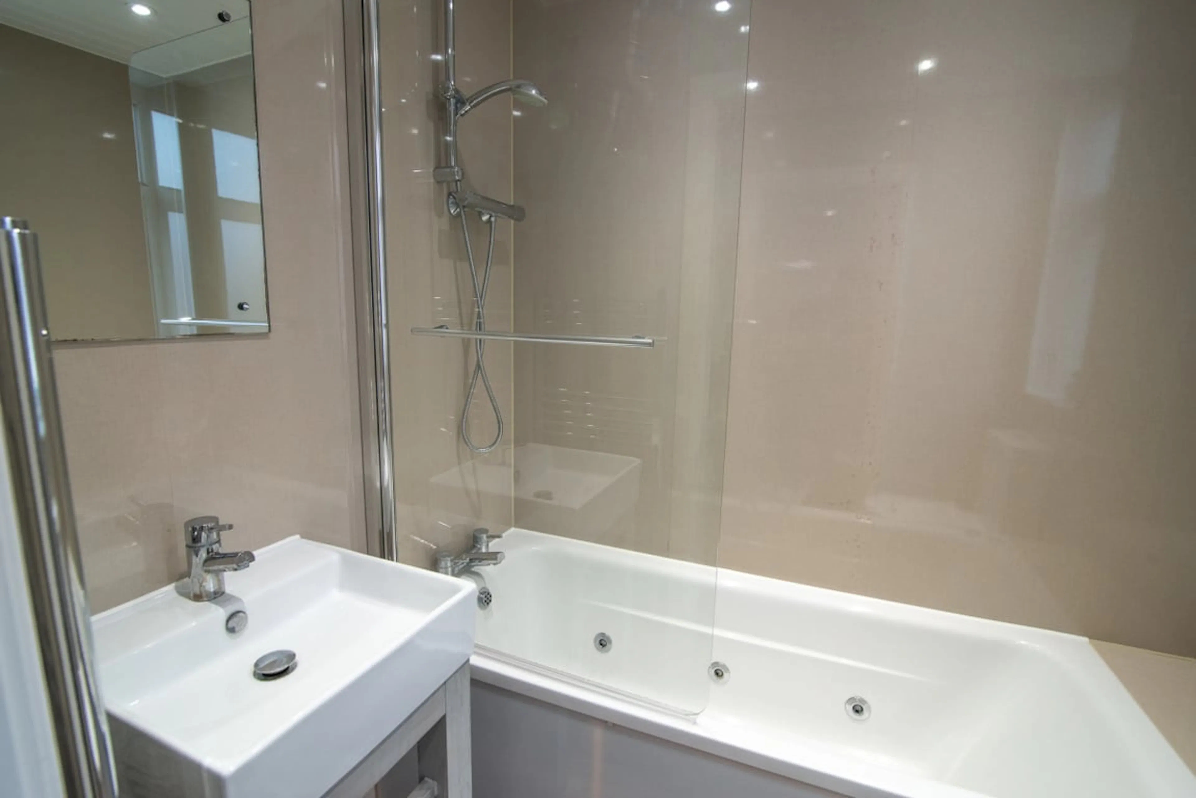 4 Bed Apartment BATHROOM 3