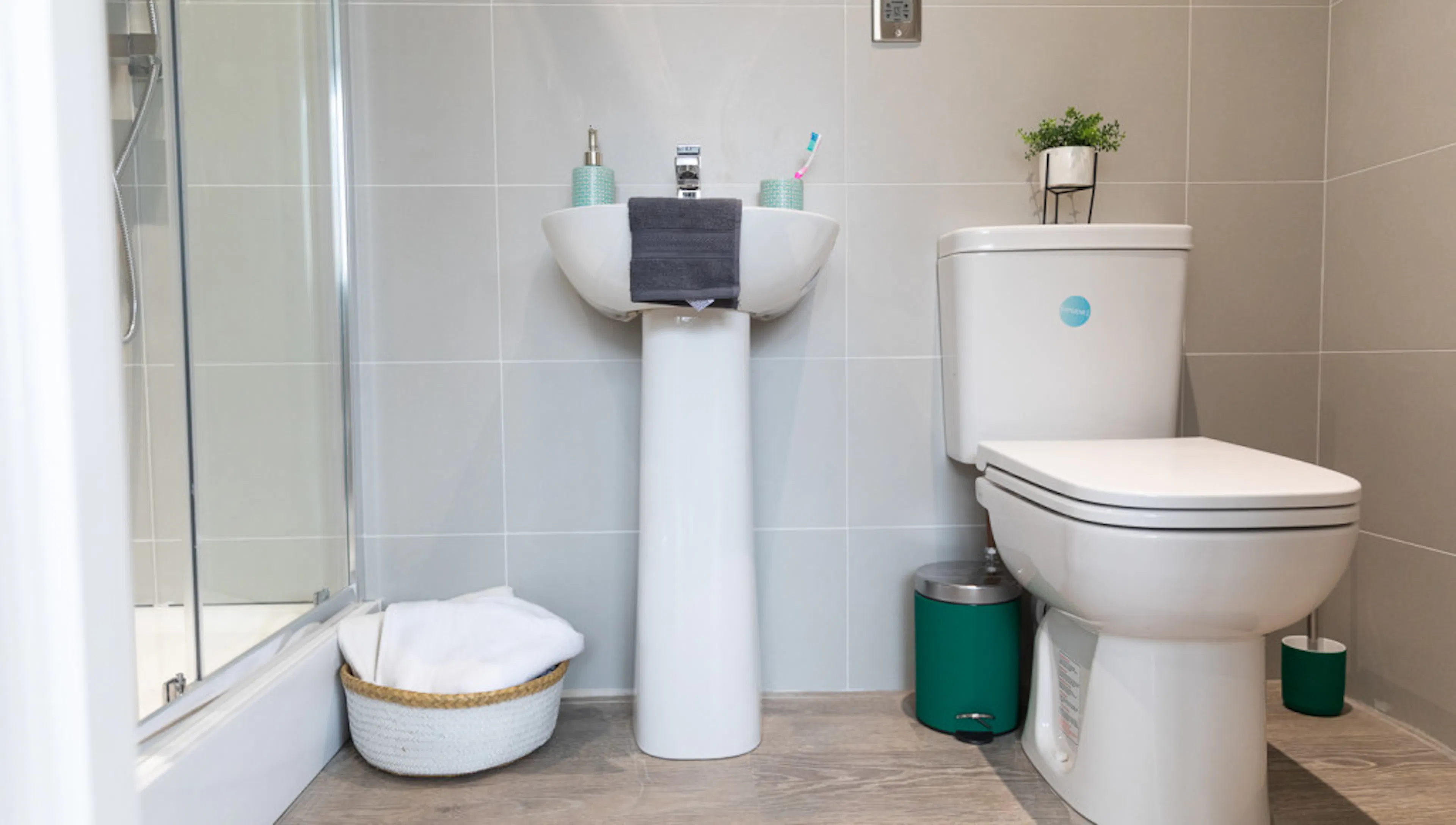 Premier Studio BATHROOM 2
