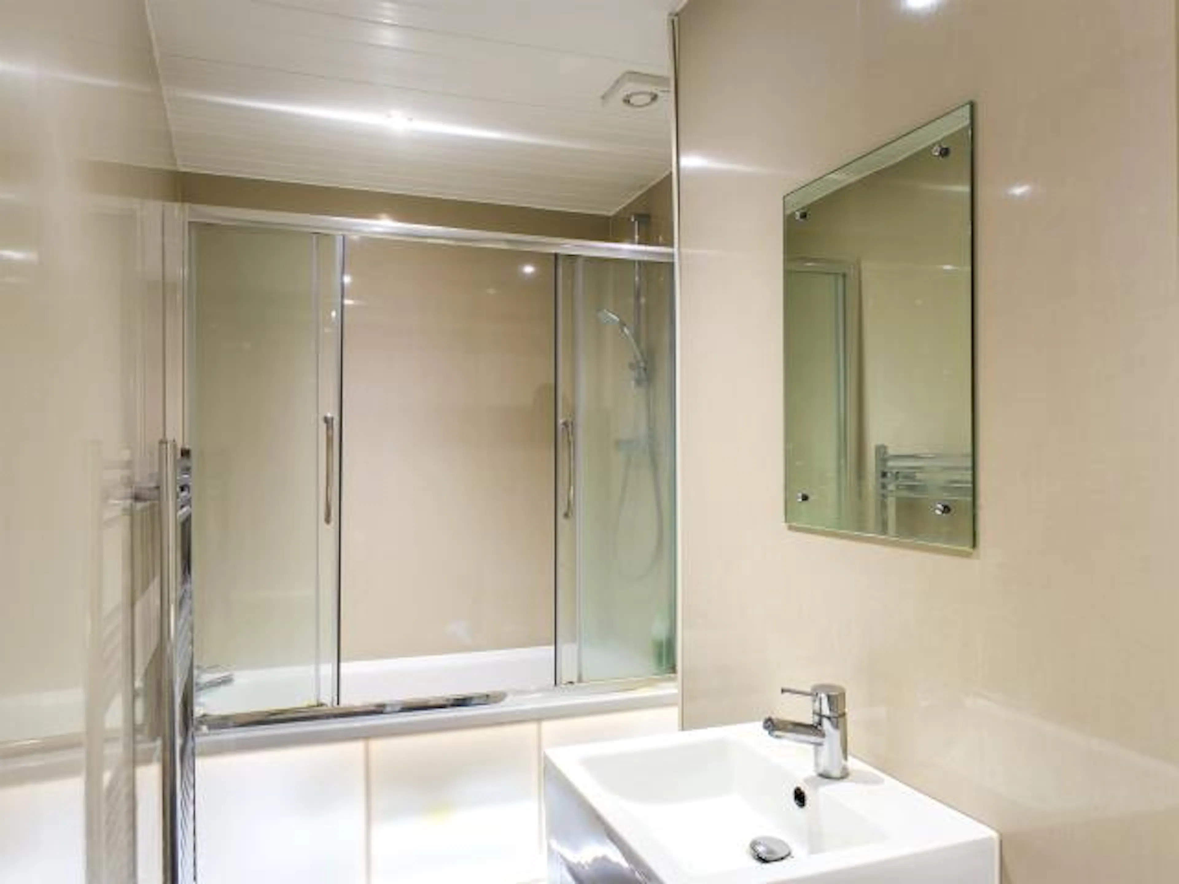 4 Bed Apartment BATHROOM 3
