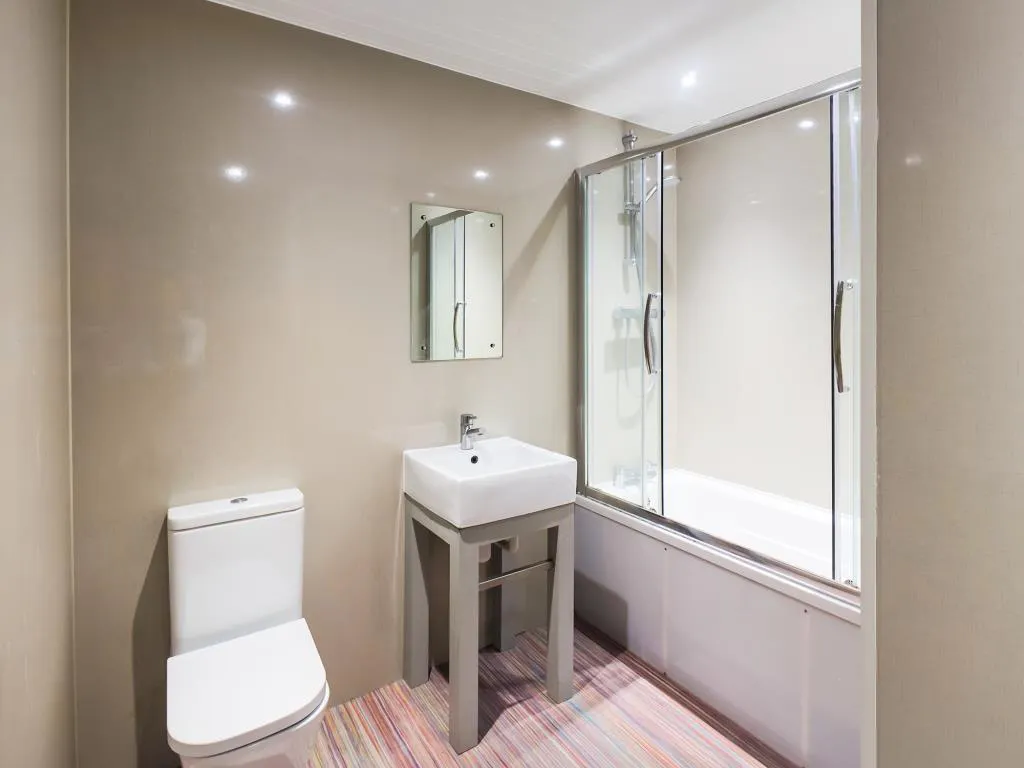 4 Bed Apartment BATHROOM 4