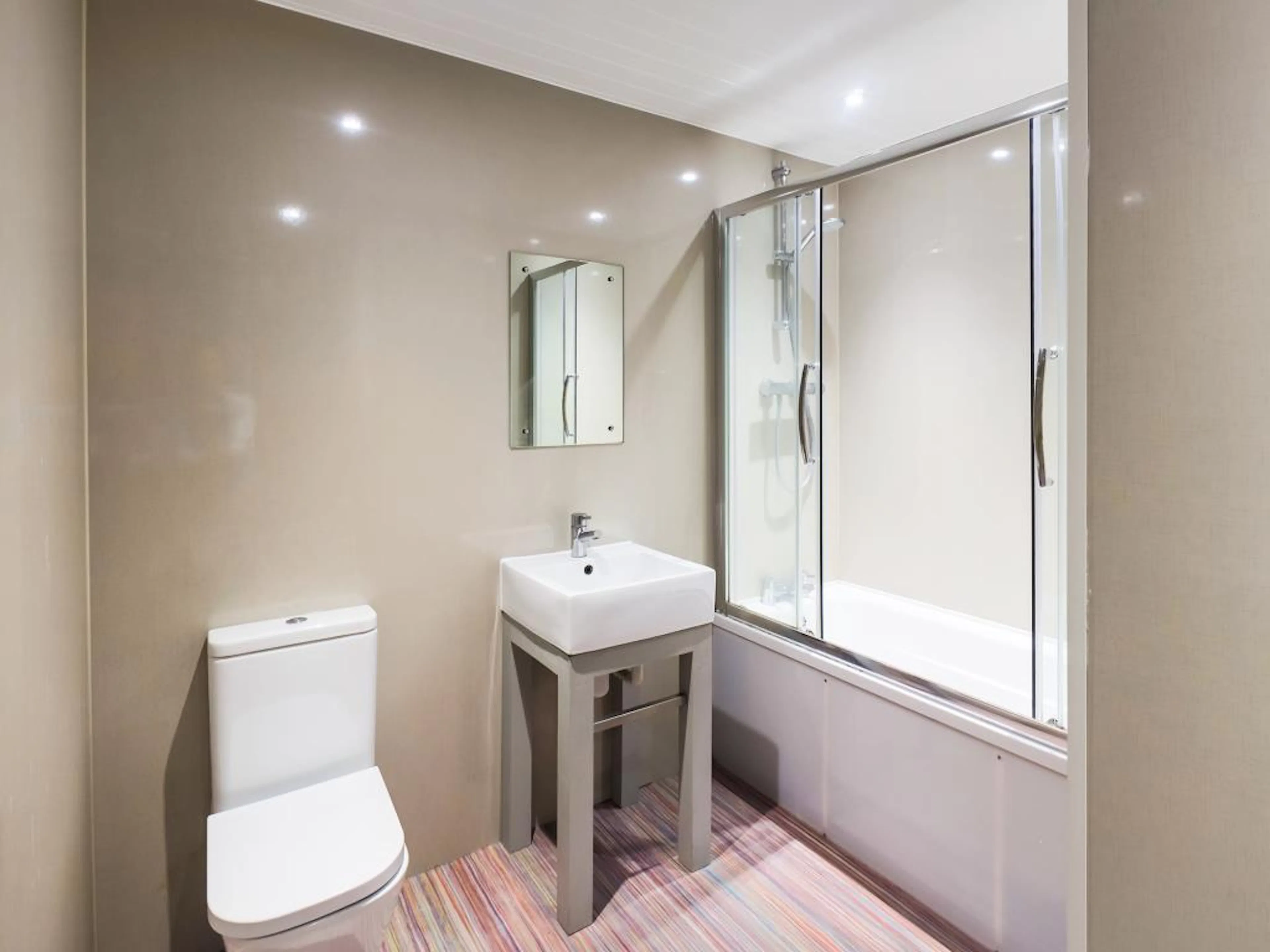 4 Bed Apartment BATHROOM 4