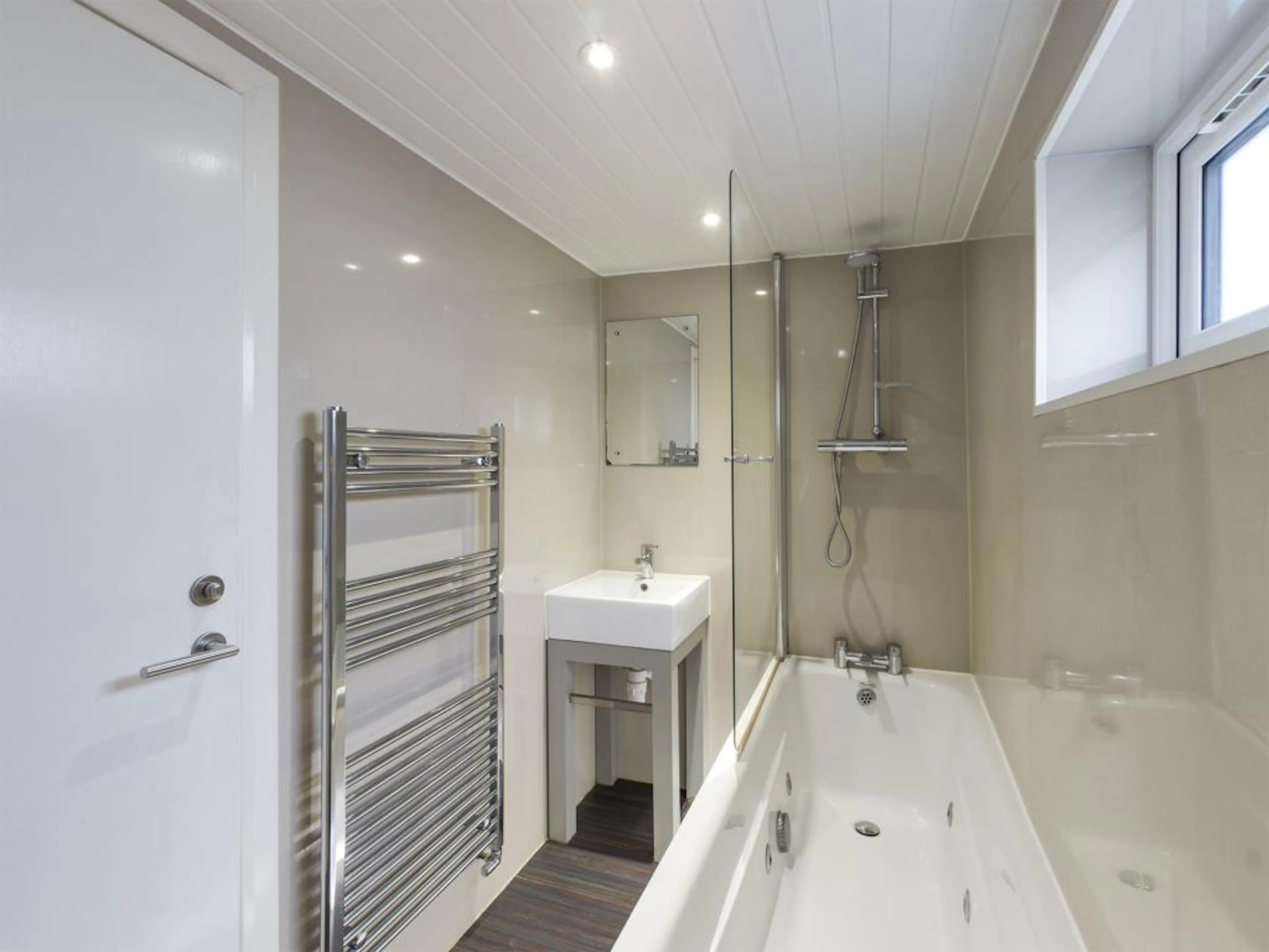 BATHROOM BATHROOM 4
