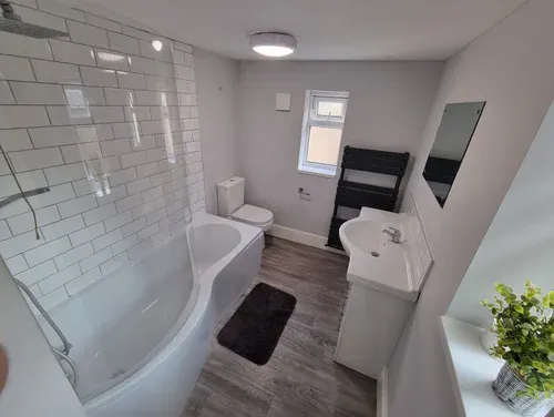 4 Bedroom Apartment BATHROOM 3