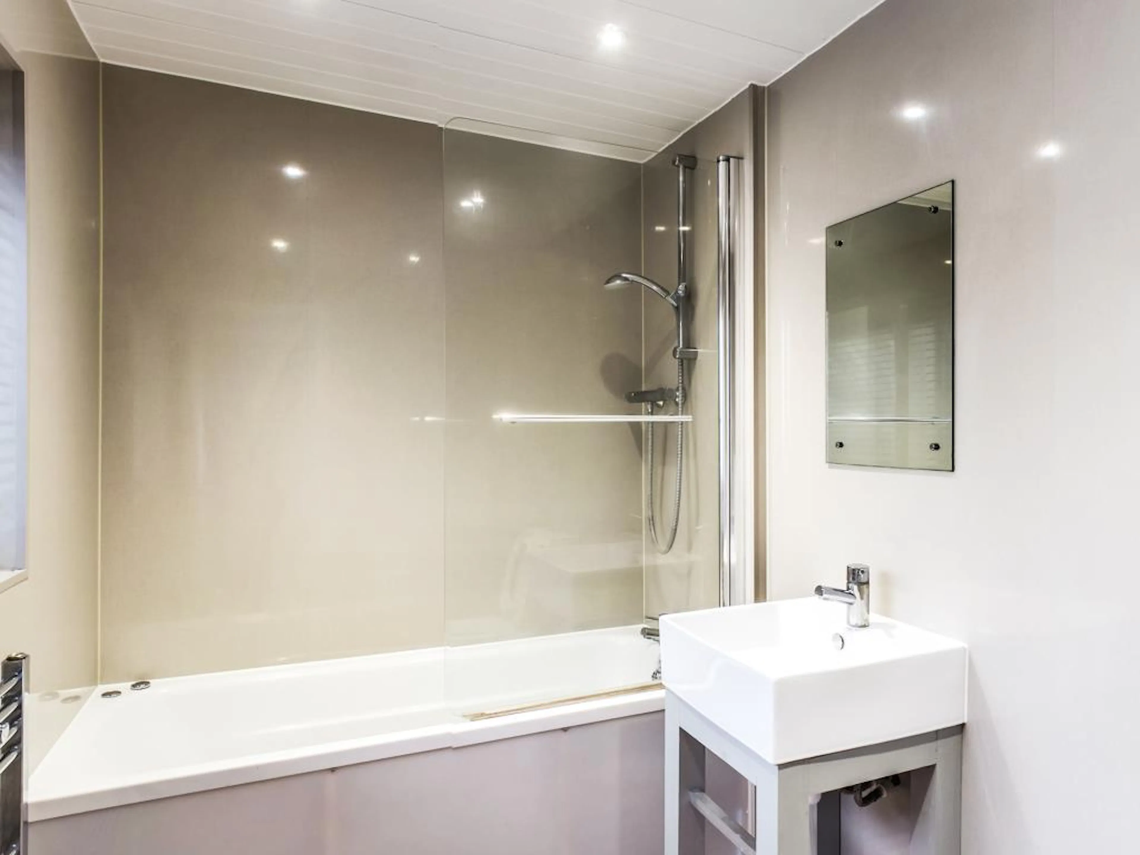 4 Bed Apartment BATHROOM 4