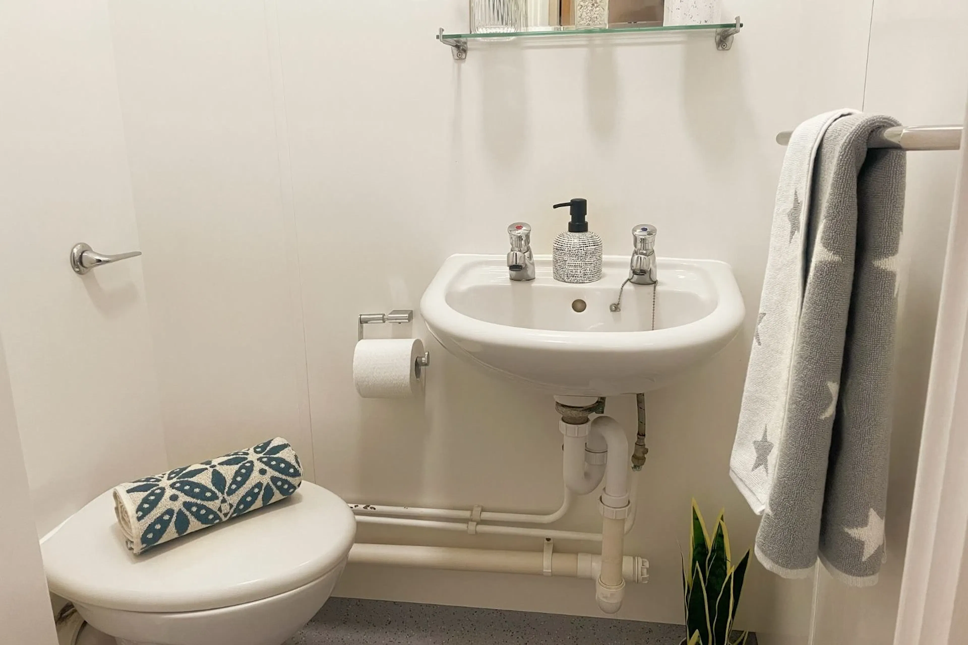 Double Ensuite BATHROOM 2