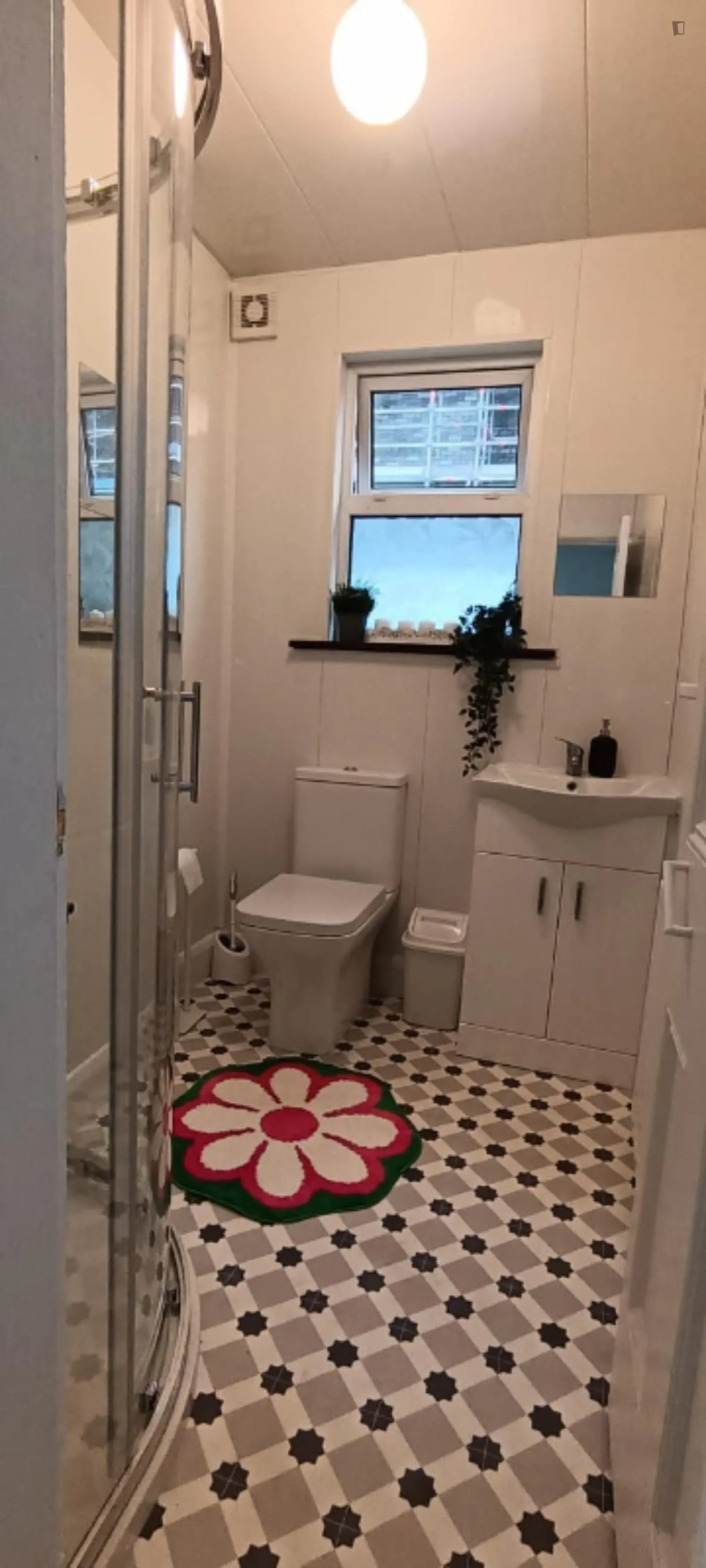 Bed in a cosy twin bedroom, in Glasnevin BATHROOM 3