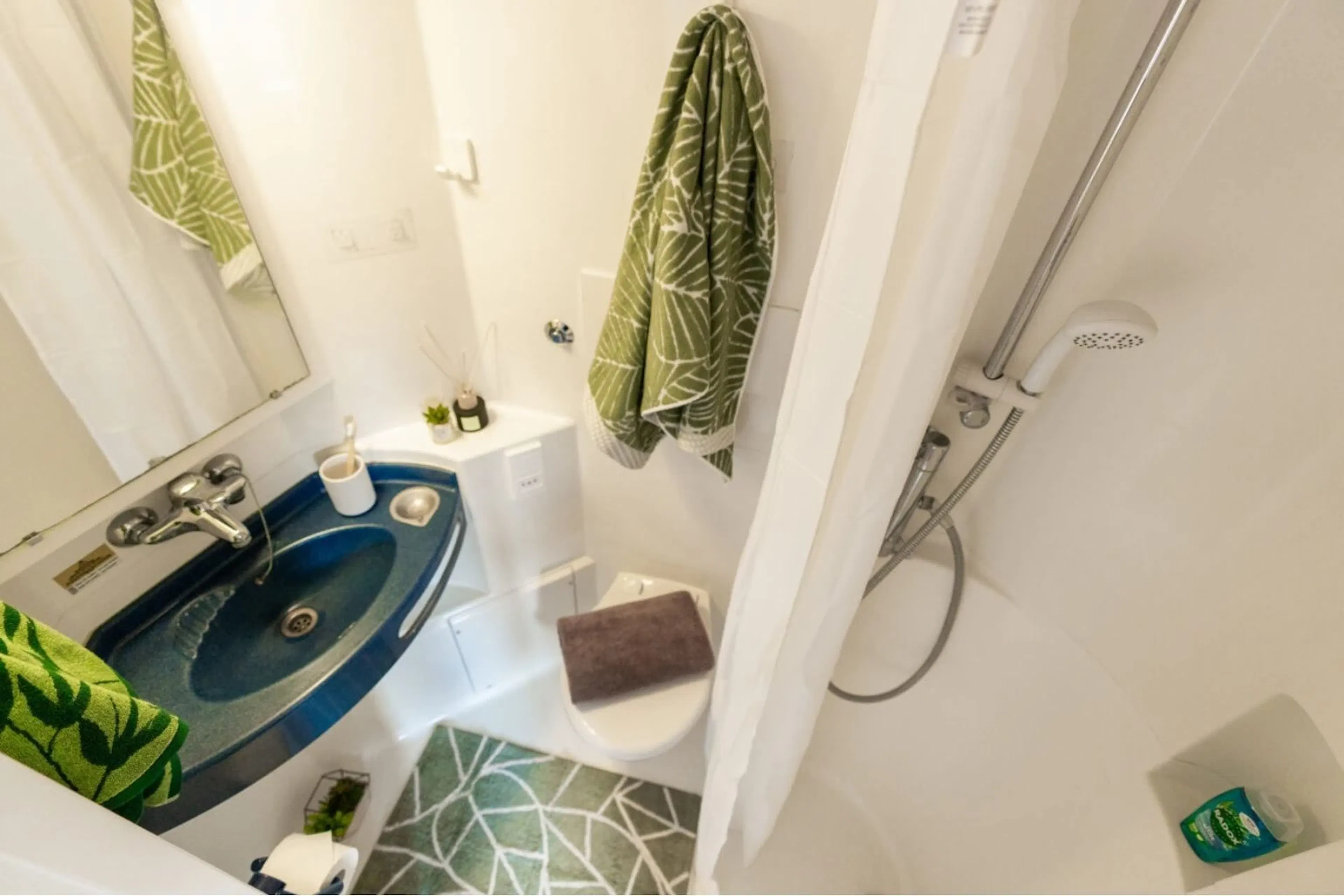 Double Ensuites BATHROOM 1