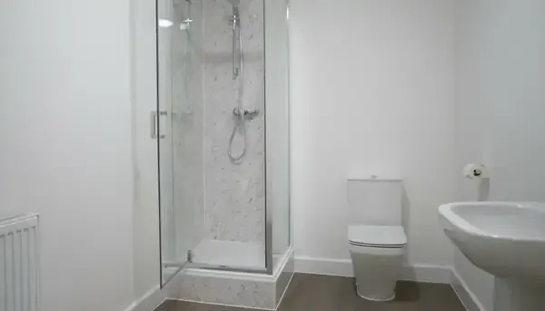 8 Bed House BATHROOM 3