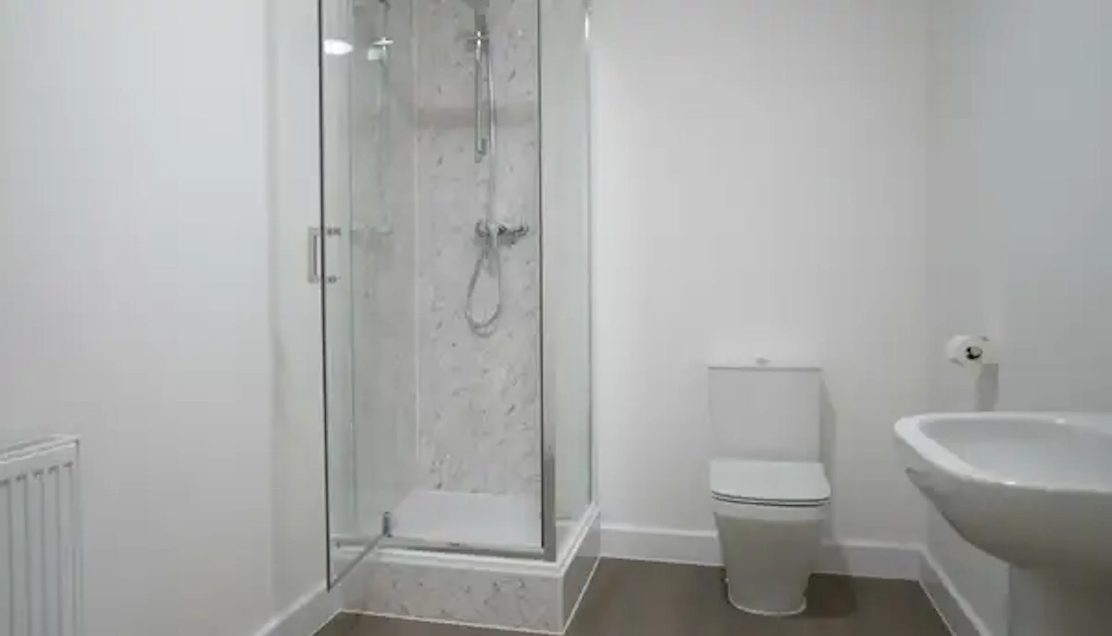 8 Bed House BATHROOM 3
