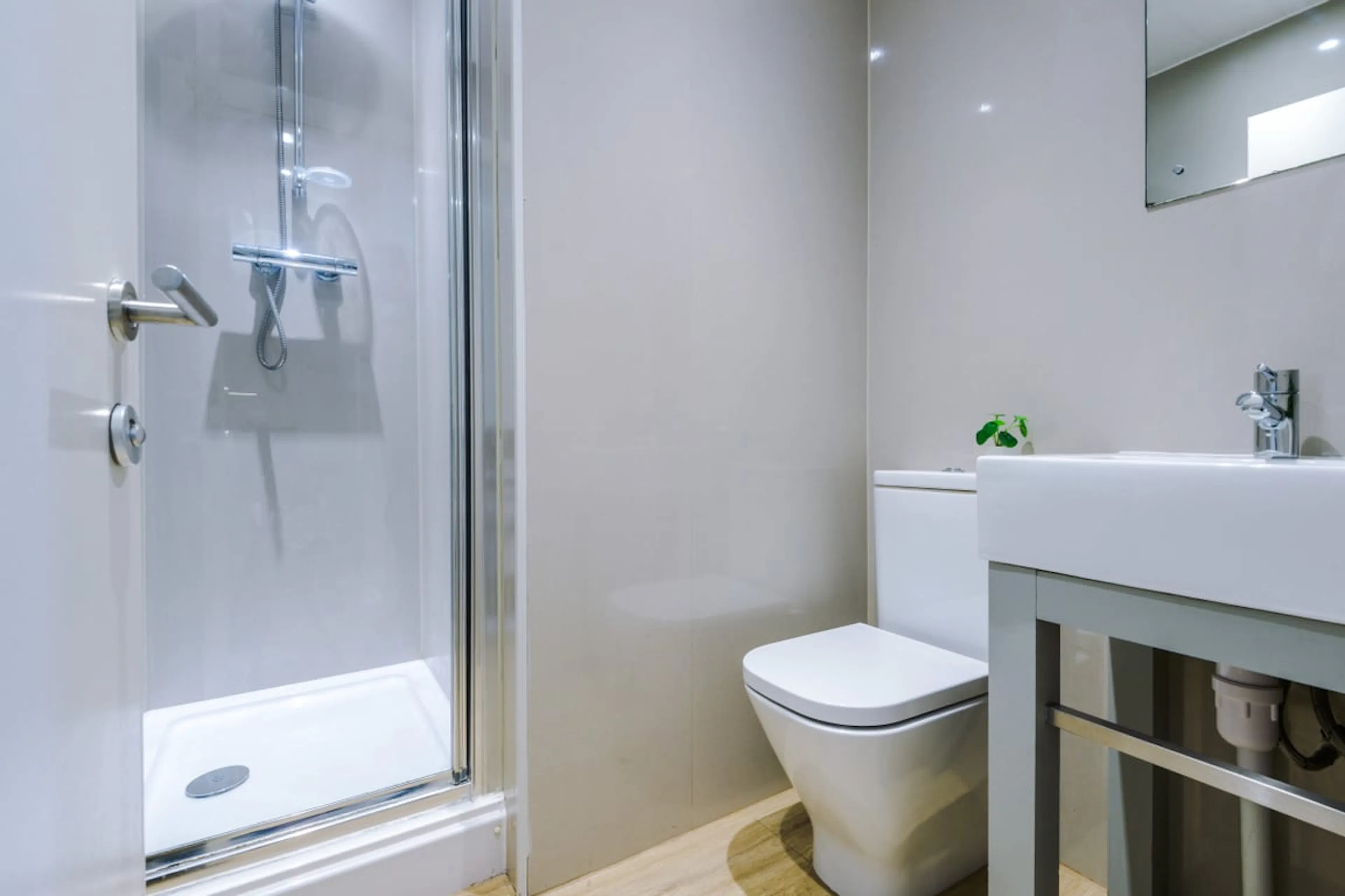 4 Bed Apartment BATHROOM 4