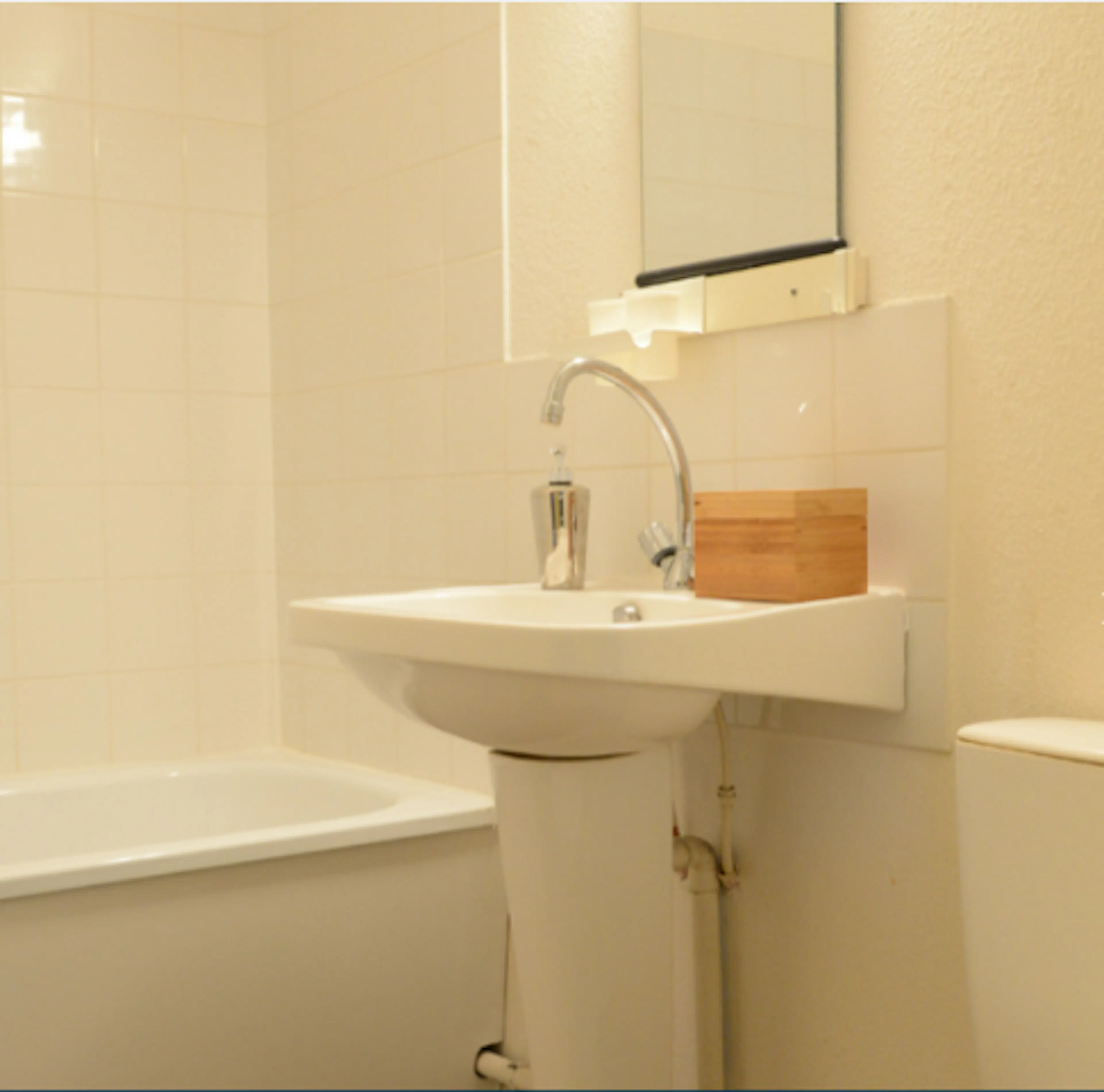 BATHROOM BATHROOM 4