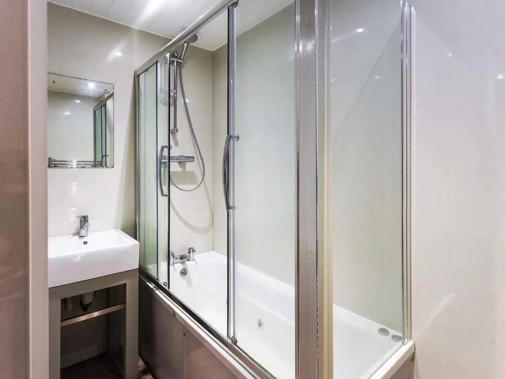 4 Bed Apartment BATHROOM 2