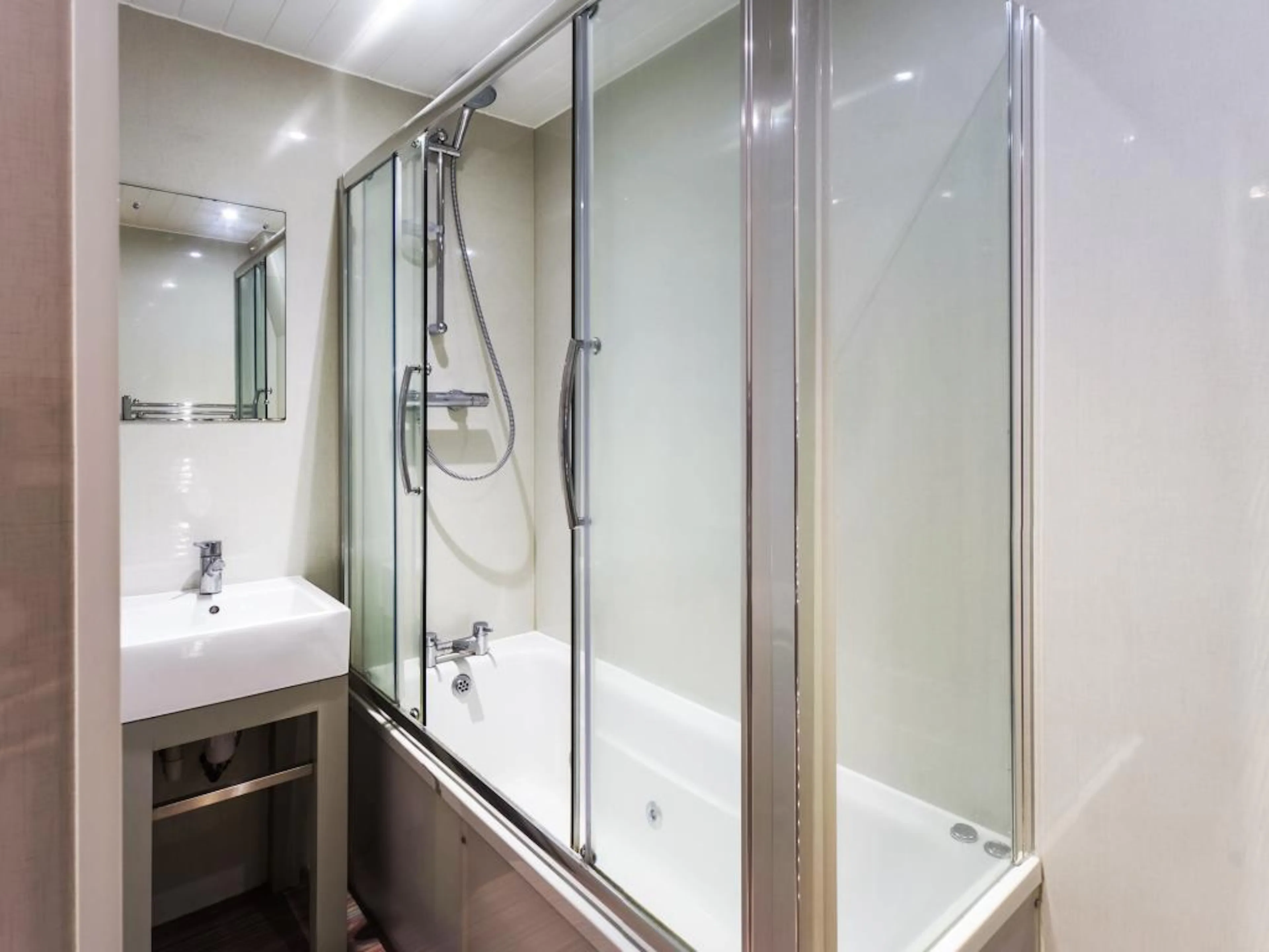 4 Bed Apartment BATHROOM 2